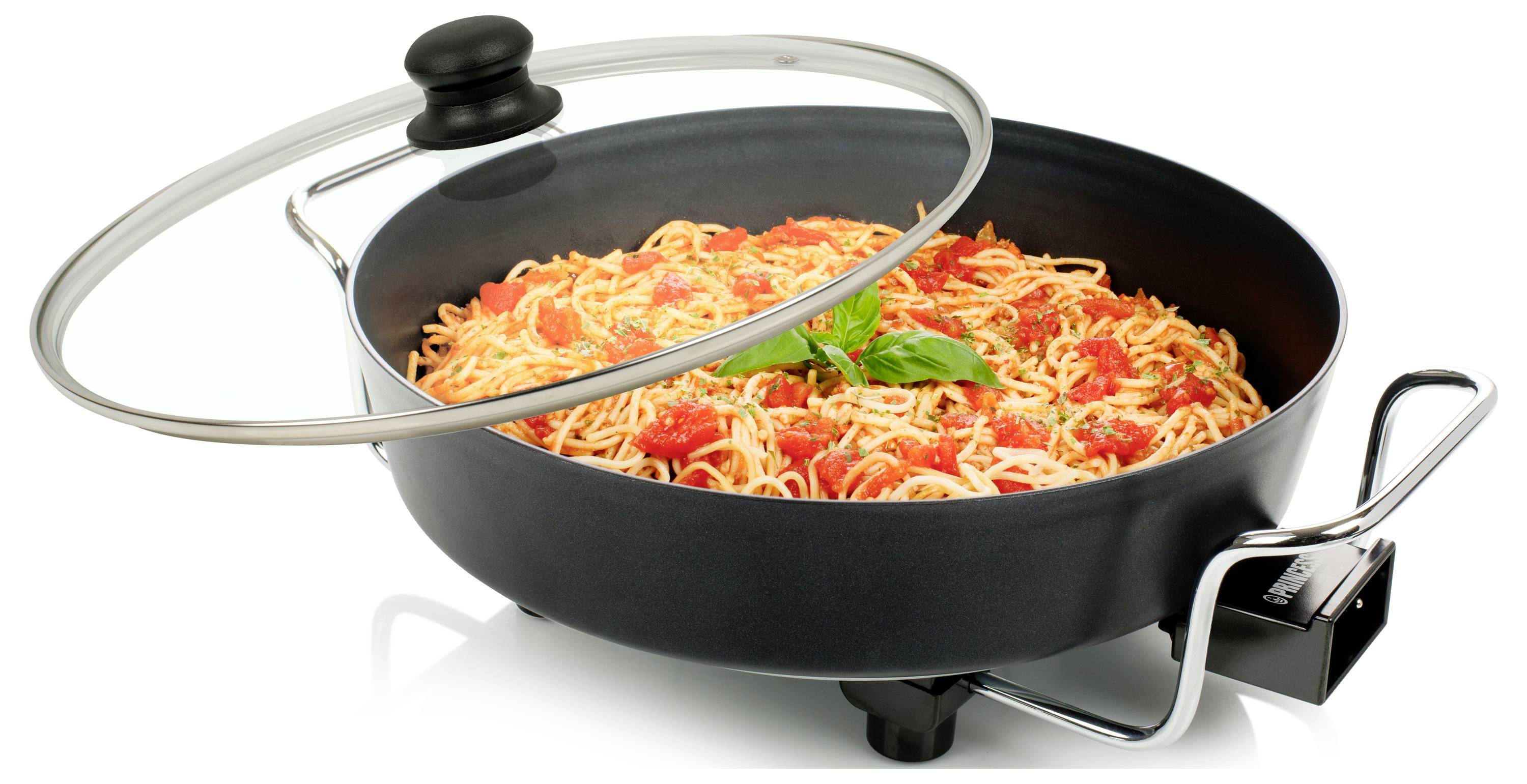 Bedeckte elektrische Bratpfanne gefüllt mit Spaghetti und Tomatensauce, mit Glasdeckel oben aufgelegt.