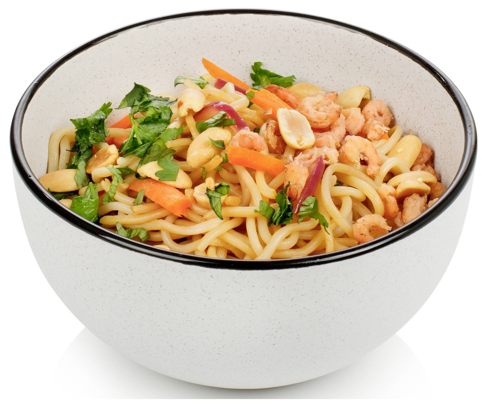 Schüssel mit Udon-Nudeln, belegt mit Garnelen, Gemüse und Petersilie.