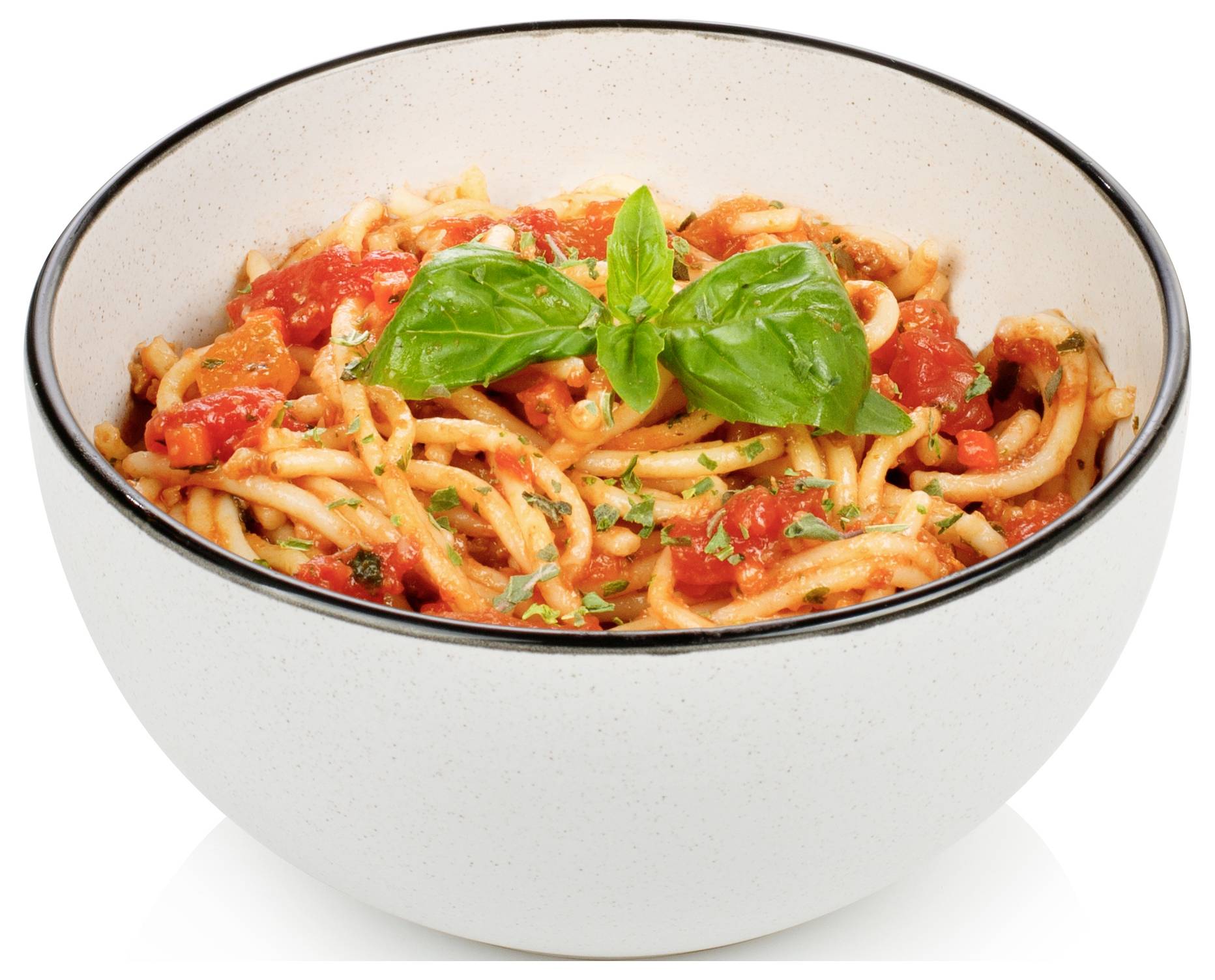 Eine Schüssel Pasta mit Tomatensauce, garniert mit frischen Basilikumblättern.