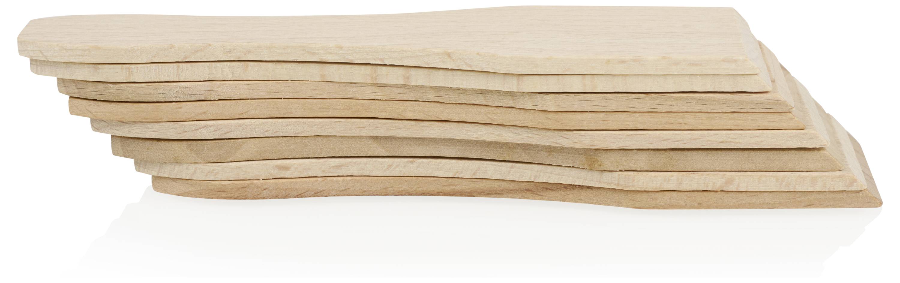 Stapel aus hellen Holzbrettern oder Latten, ordentlich übereinander geschichtet auf weißem Hintergrund.
