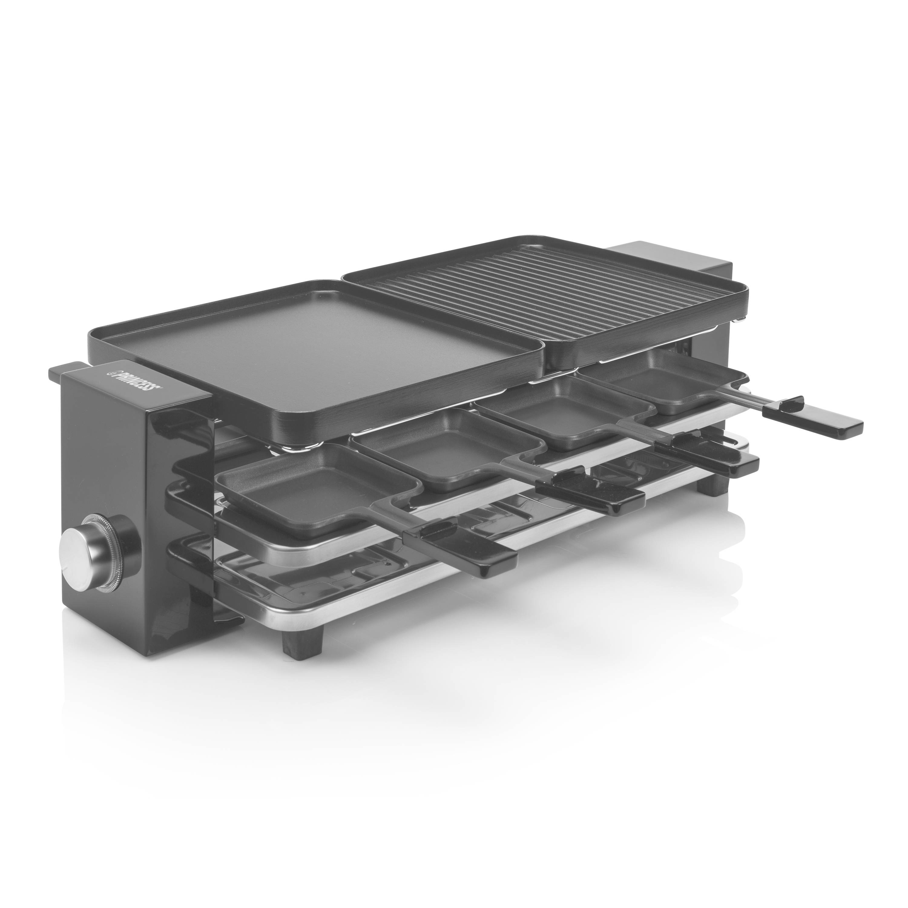 Elektrischer Raclettegrill mit Grillplatte, gerillter Grillflche und sechs herausziehbaren Pfannen mit Griffen auf weißem Hintergrund.
