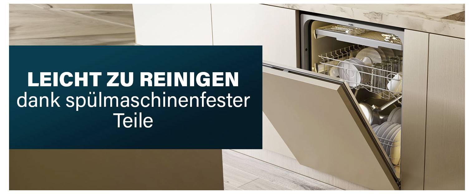 Geschirrspülmaschine mit geöffneter Tür und beladenen Tellern; der Text besagt „LEICHT ZU REINIGEN dank spülmaschinenfester Teile