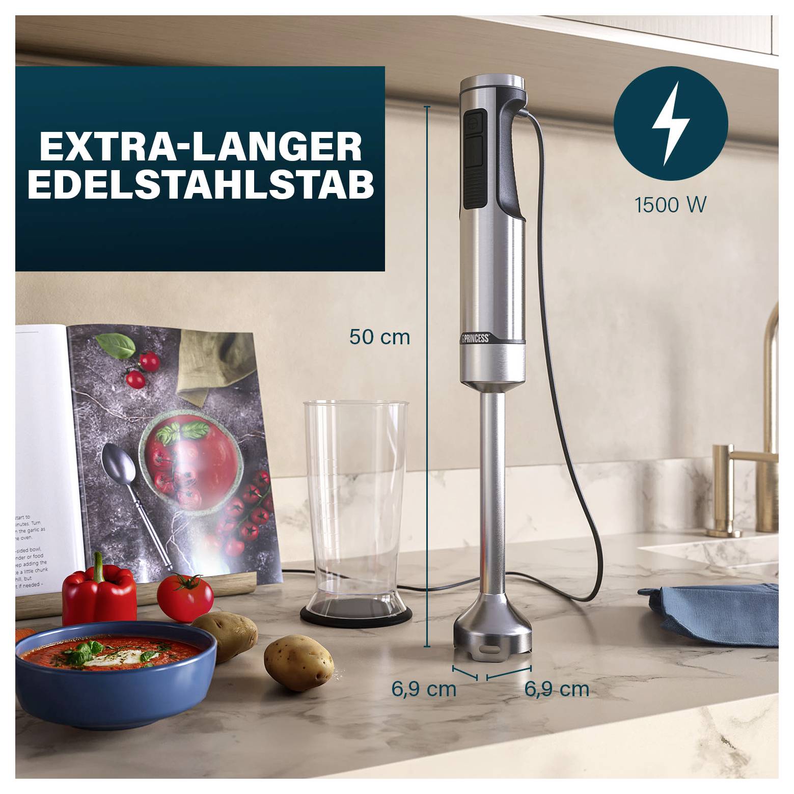 Anzeige für einen extra langen Edelstahl-Stabmixer, dargestellt mit 50 cm Länge, 1500 W Leistung und 6,9 cm Basisbreite in einer Küchenumgebung.