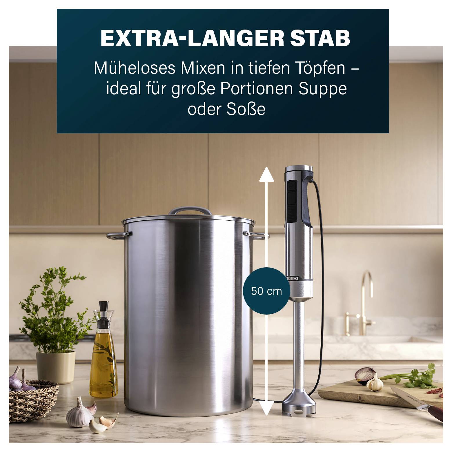 Produktanzeige mit einem extra-langen Stabmixer neben einem großen Suppentopf, mit der Beschriftung „50 cm