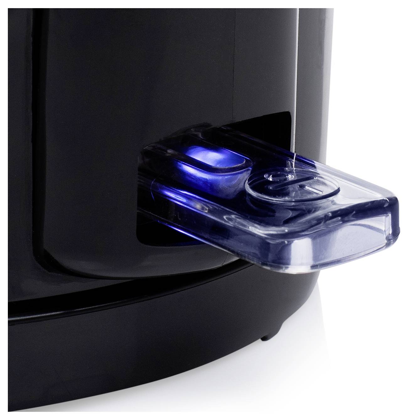 Nahaufnahme eines schwarzen Geräts mit einem durchsichtigen, blau leuchtenden USB-Stick, der in einen seitlichen Anschluss gesteckt ist.