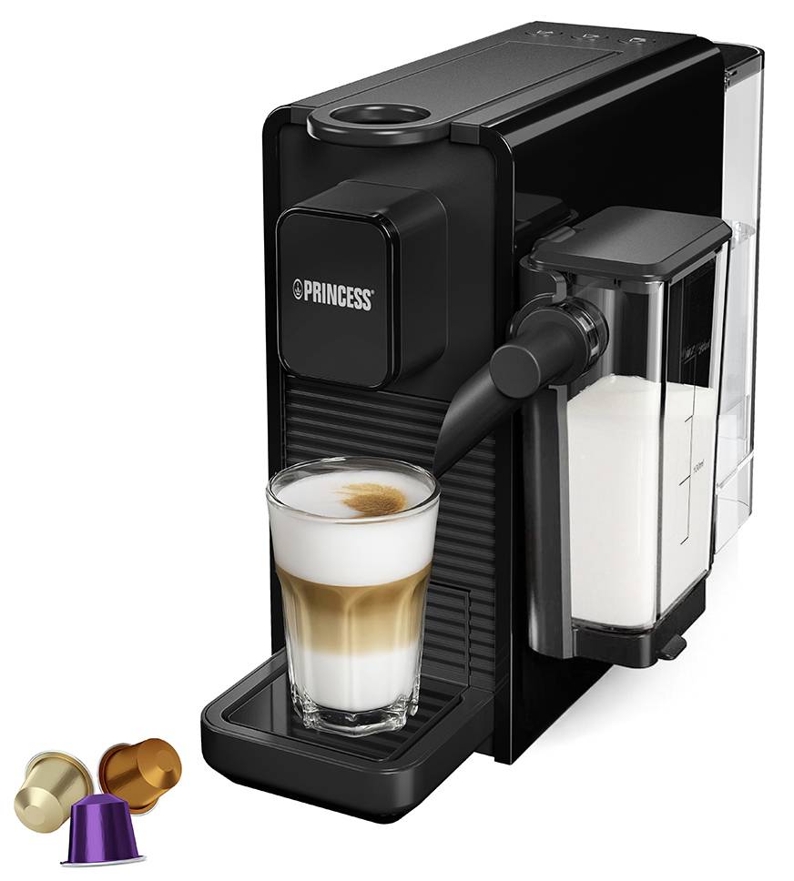 Schwarze Princess-Kaffeemaschine mit Milchbehälter, serviert einen Latte macchiato in einem Glas; unten links drei Kaffeekapseln.