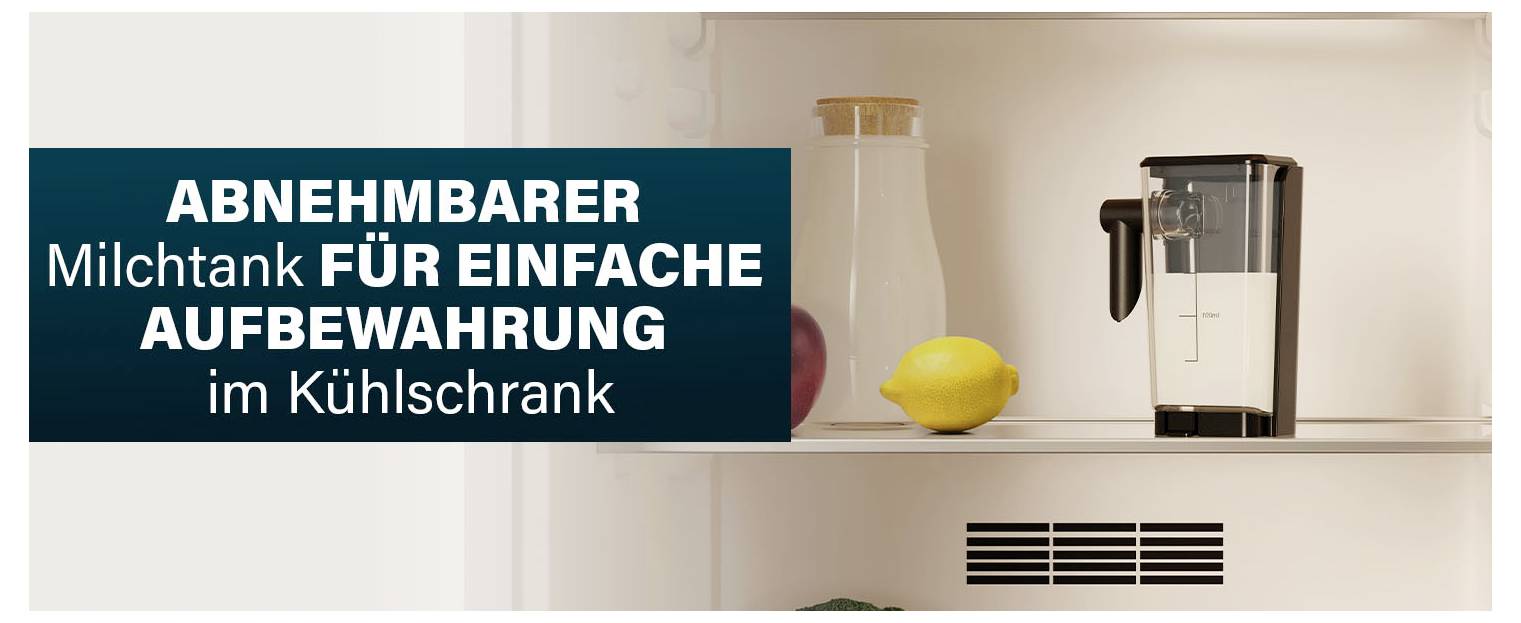 Anzeige für einen abnehmbaren Milchtank zur einfachen Kühlschrankaufbewahrung, gezeigt neben einem Mixer und einer Zitrone auf einem Küchenregal.