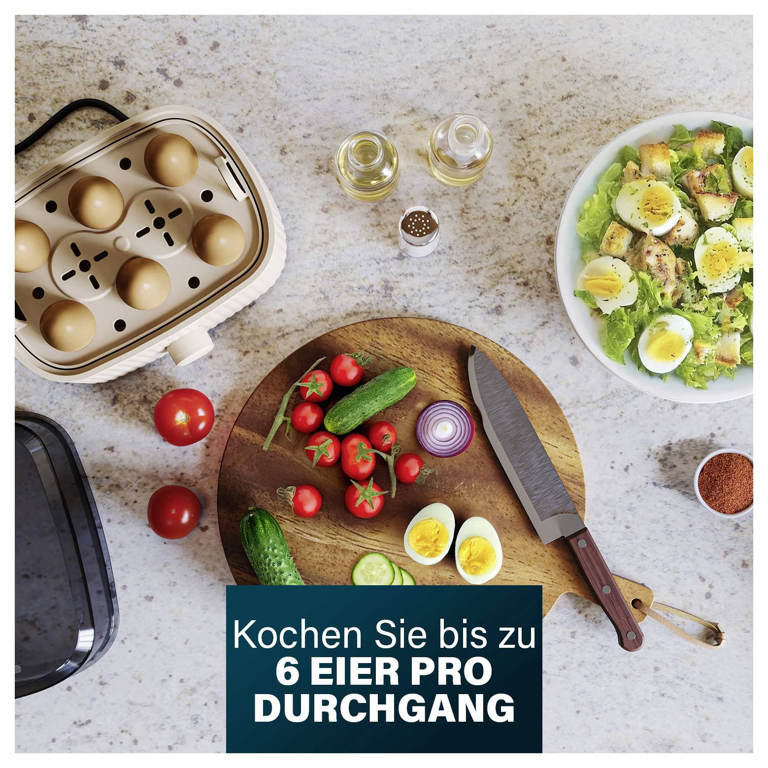 Draufsicht einer Küchenvorbereitungsszene mit Eiern, Gemüse, Salat, Messer und Eierkocher; deutscher Text lautet „Kochen Sie bis zu 6 Eier pro Durchgang