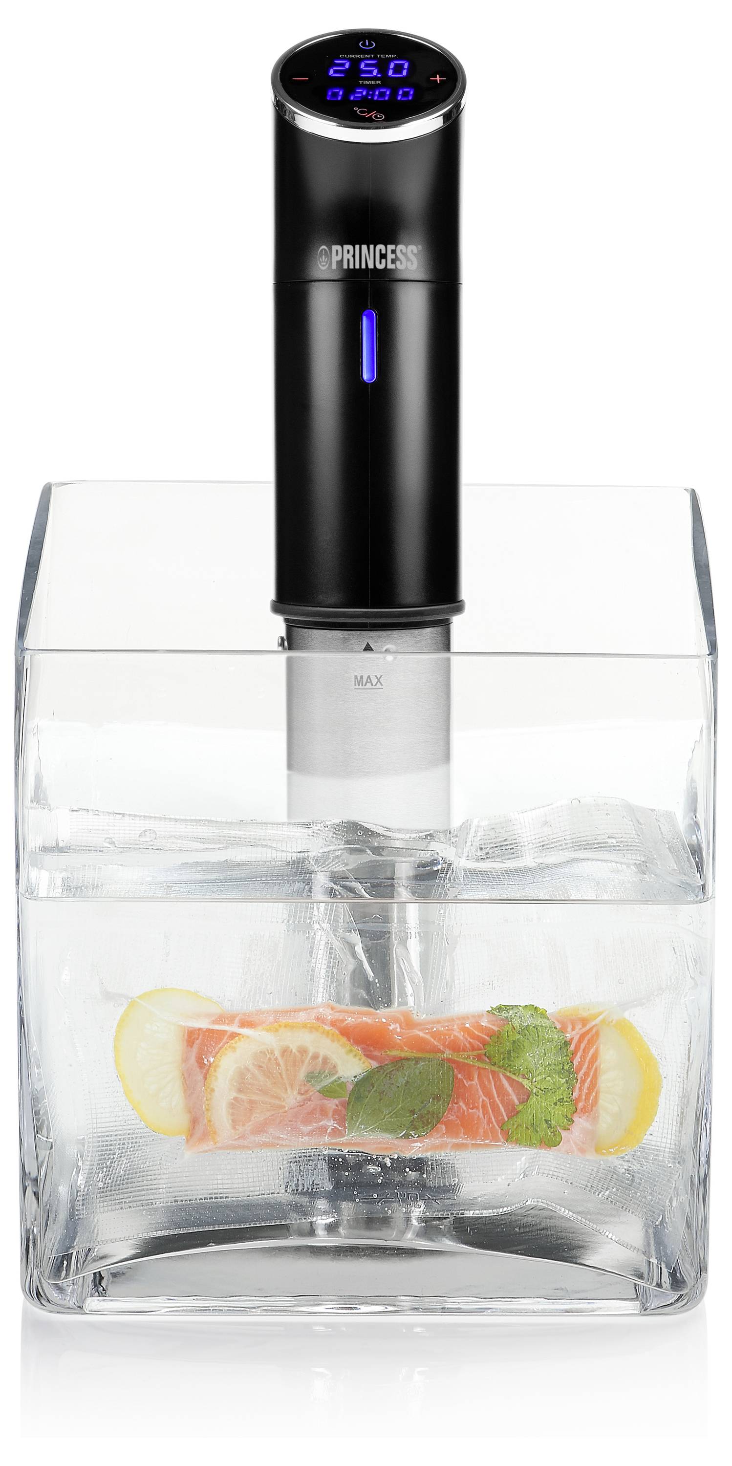 Ein schwarzer Thermozirkulator wird an ein Wasserbad geklemmt und gart ein vakuumversiegeltes Lachsfilet mit Zitronenscheiben und Kräutern sous vide.