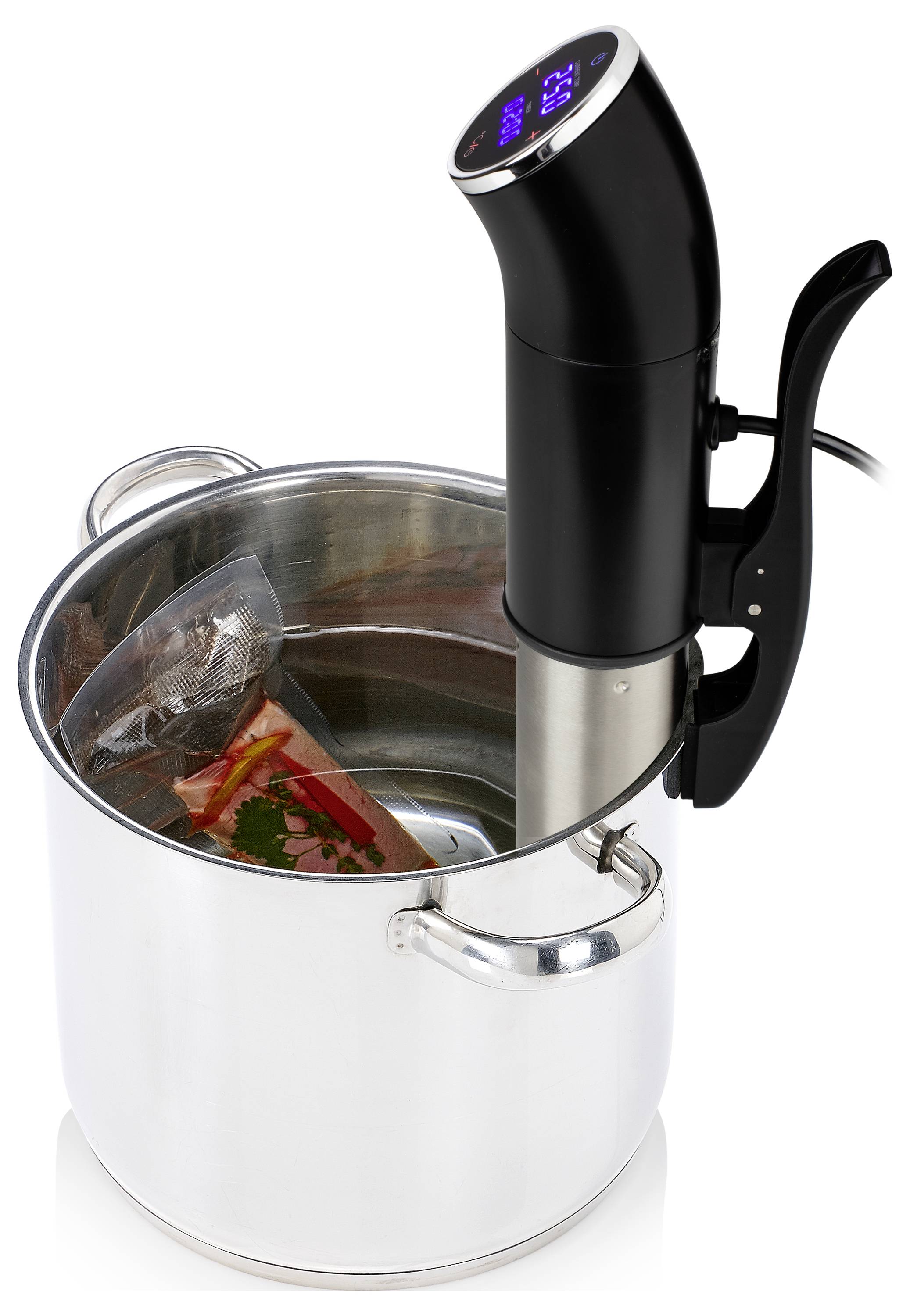 Tauchzirkulator, der an einen Edelstahltopf geklippt ist, erhitzt Wasser mit einem verschlossenen Lebensmittelbeutel darin für Sous-Vide-Garen.