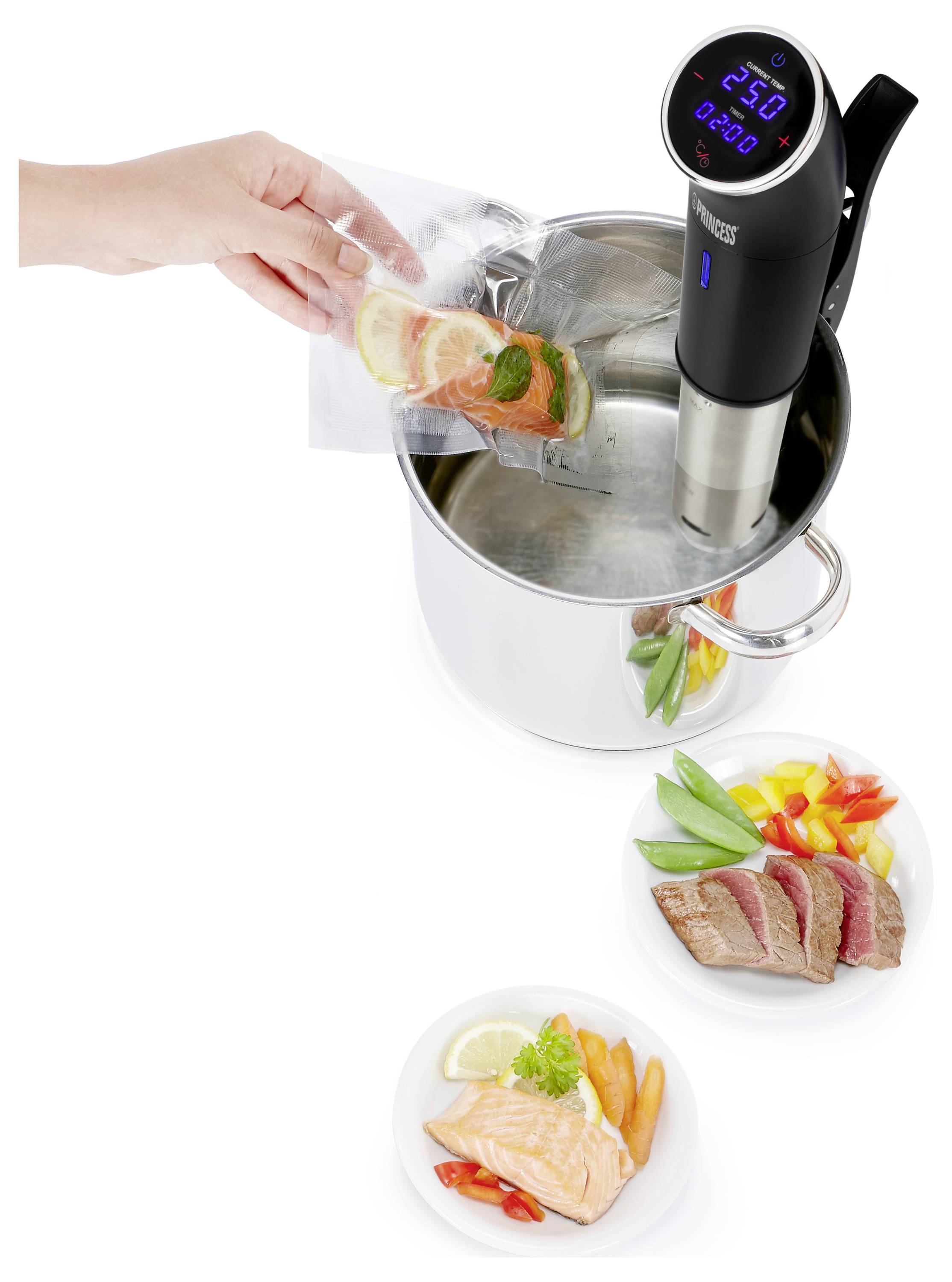 Eine Hand nimmt einen versiegelten Lebensmittelbeutel aus einem Edelstahl-Sous-Vide-Garer mit digitaler Anzeige heraus, wobei gekochter Lachs und Fleisch in der Nähe auf einem Teller angerichtet sind.