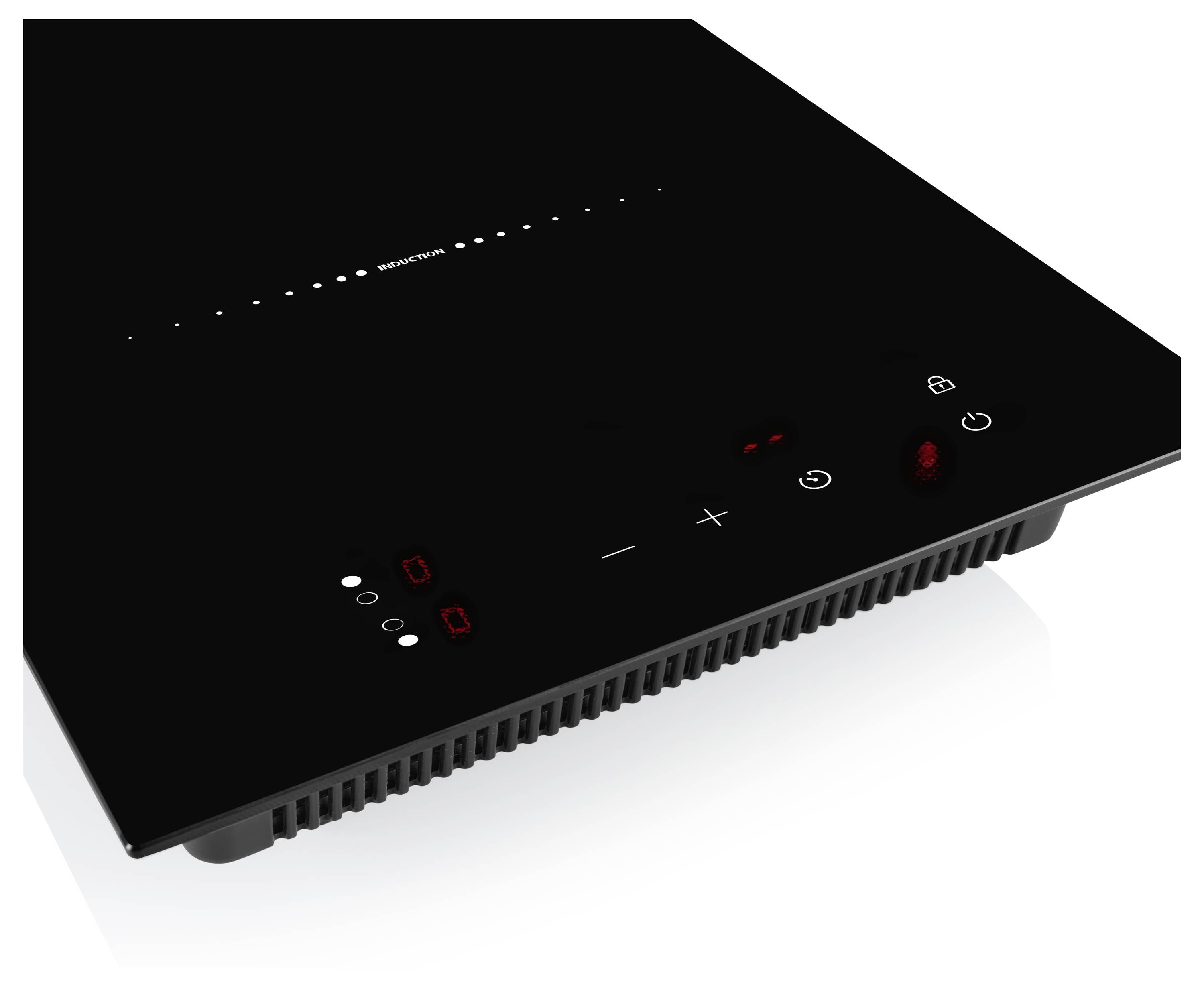 Schwarze Induktionskochfläche mit Touchbedienelementen, roten digitalen Displays und Belüftungsöffnungen entlang der vorderen Kante.