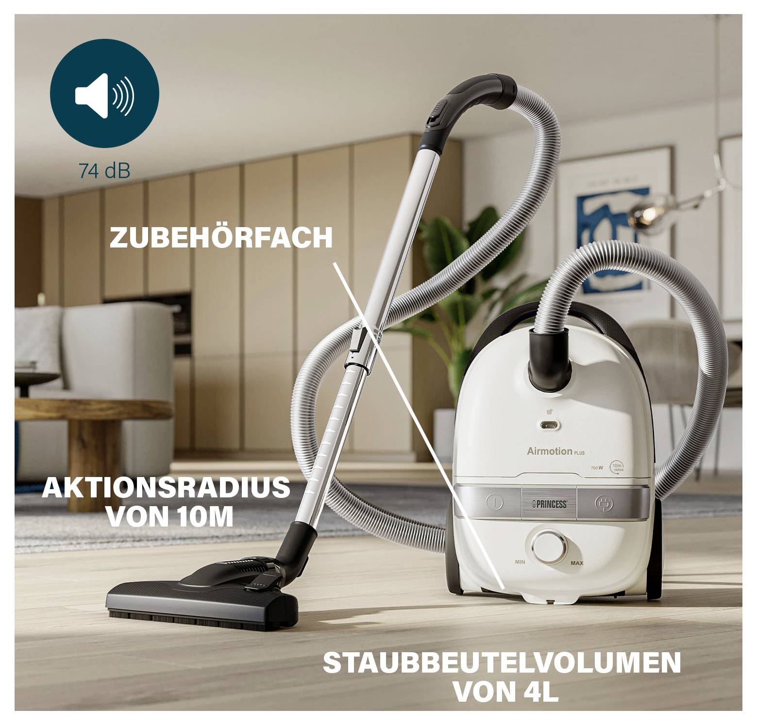 Staubsauger mit Schlauch und Bodendüse im Wohnraum; hervorgehoben: Zubehöfach, Aktionsradius von 10 m, Staubbeutelvolumen von 4 l und 74 dB.