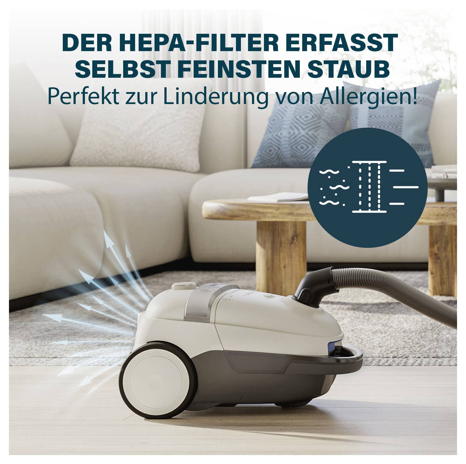 Werbeabbildung eines Staubsaugers im Wohnzimmer mit dem Text 'Der Hepa-Filter erfasst selbst feinsten Staub' und 'Perfekt zur Linderung von Allergien!'.