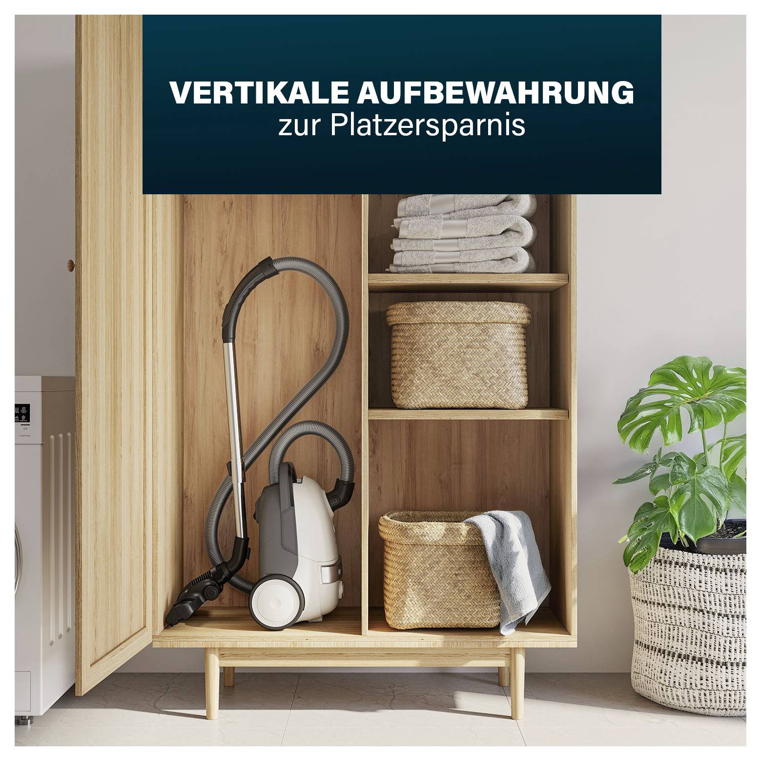 Offener Holzschrank mit Staubsauger, Körben und Handtüchern; darüber steht 'VERTIKALE AUFBEWAHRUNG zur Platzersparnis'.