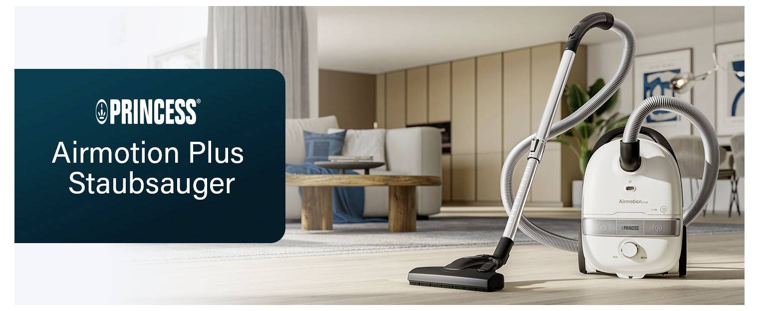 Werbung für den Staubsauger 'PRINCESS Airmotion Plus' in einem hellen Wohnzimmer; Gerät mit Schlauch und Bodendüse steht rechts neben dem Produkttitel links.