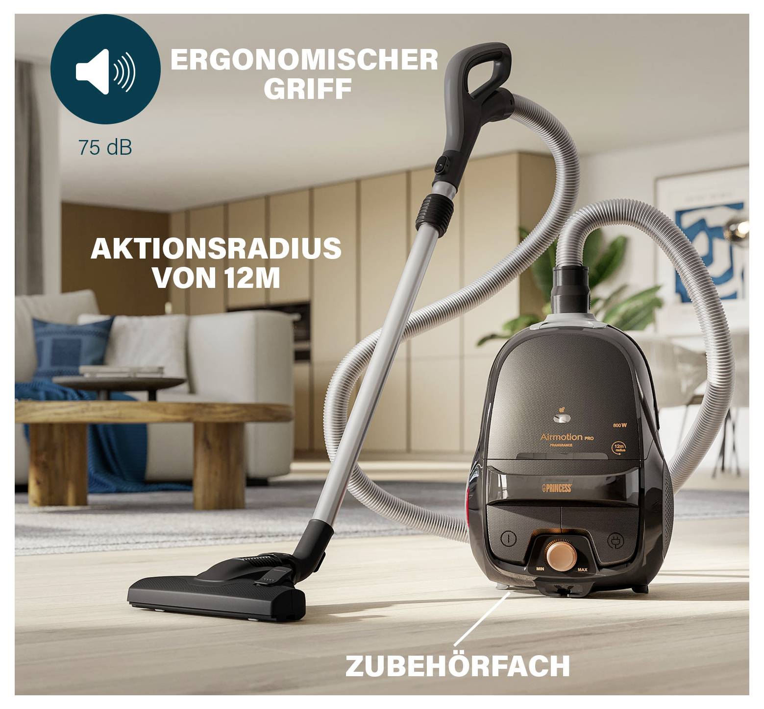 Werbeabbildung eines Staubsaugers mit ergonomischem Griff, 12 m Aktionsradius, 75 dB und Zubehörfach in einem Wohnzimmer.