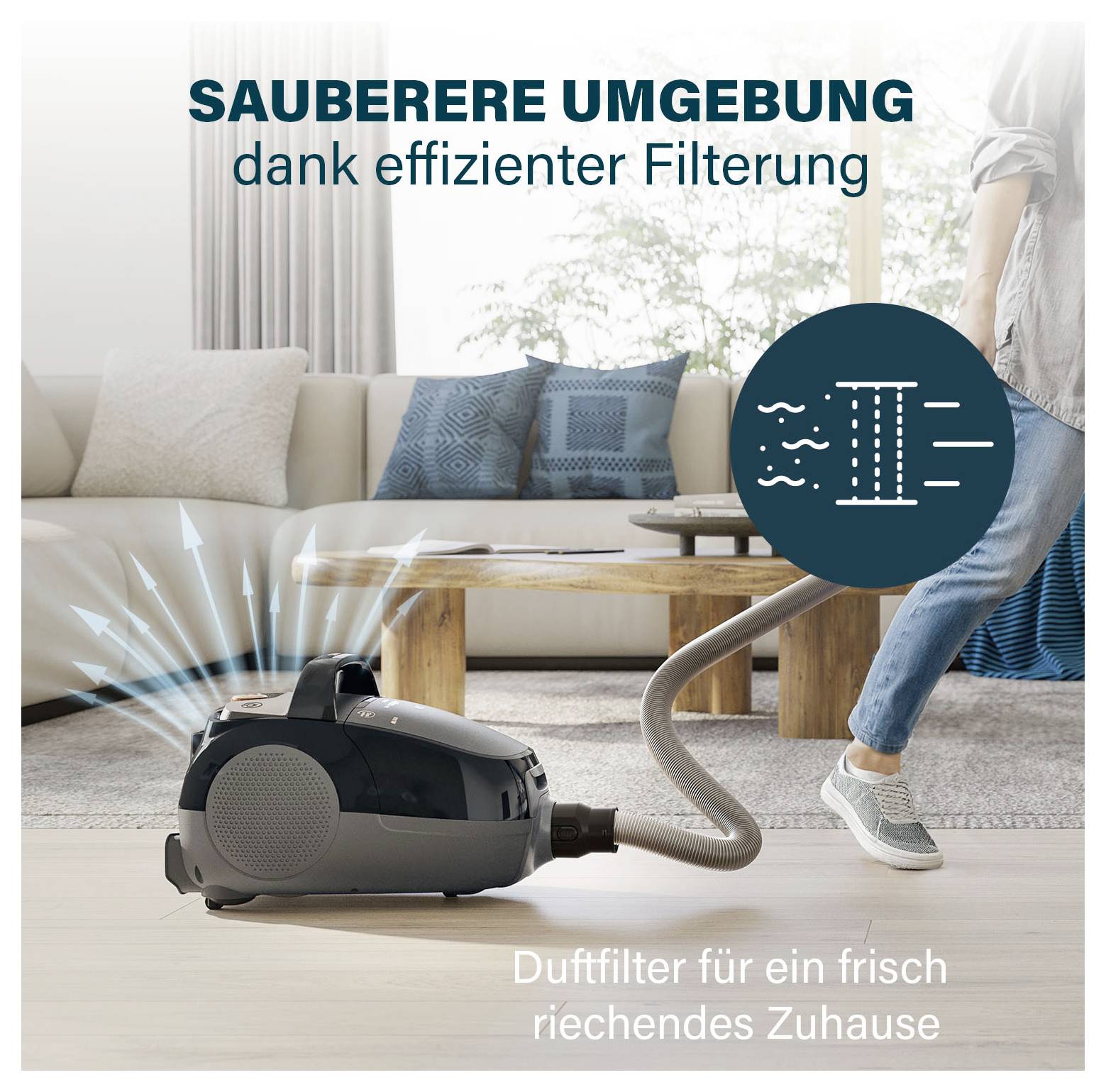 Werbung für einen Staubsauger mit 'sauberere Umgebung dank effizienter Filterung' und 'Duftfilter für ein frisch riechendes Zuhause' in einem Wohnzimmer.