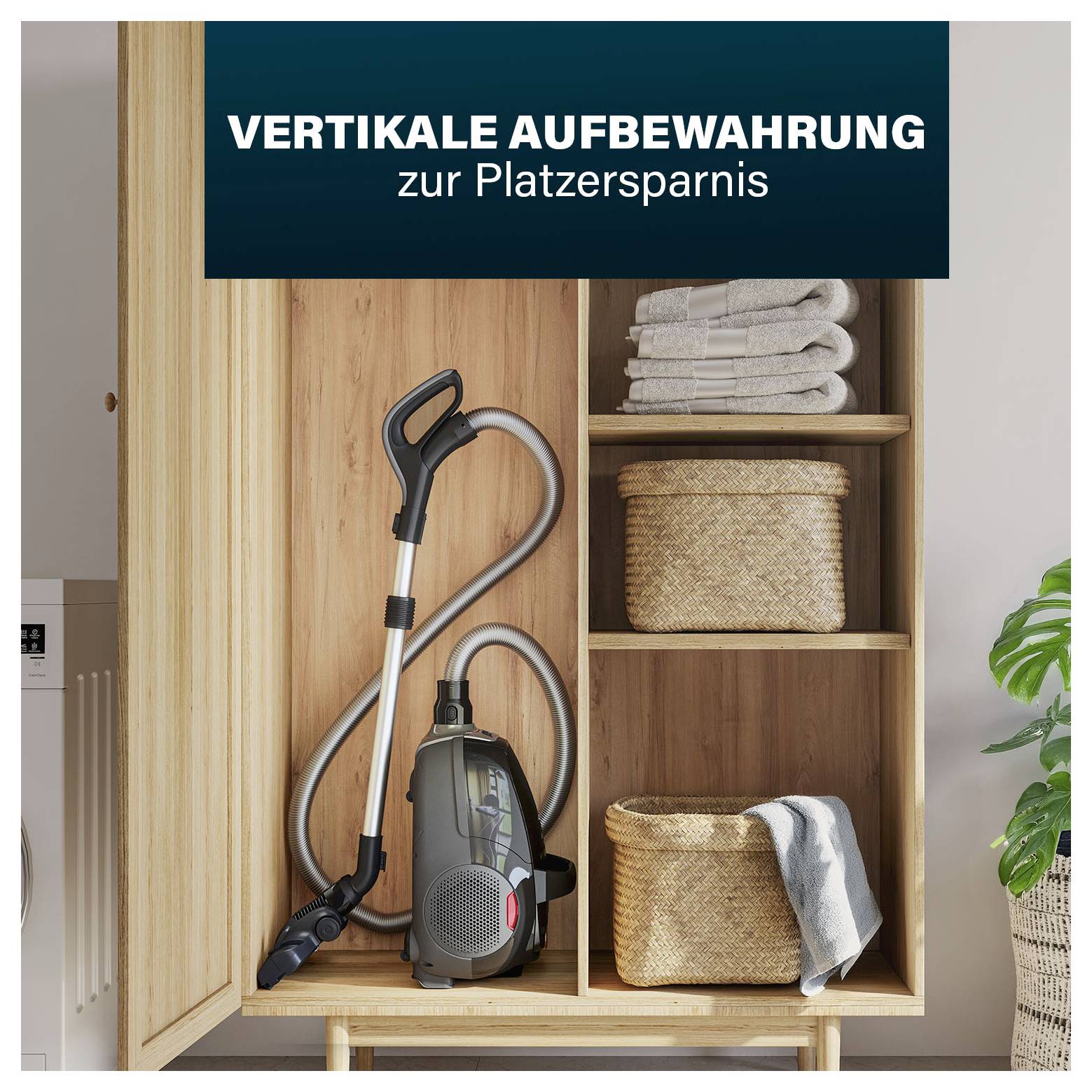 Werbeszene eines offenen Holzschranks mit Staubsauger und Aufbewahrungskörben; Text: 'VERTIKALE AUFBEWAHRUNG zur Platzersparnis'.