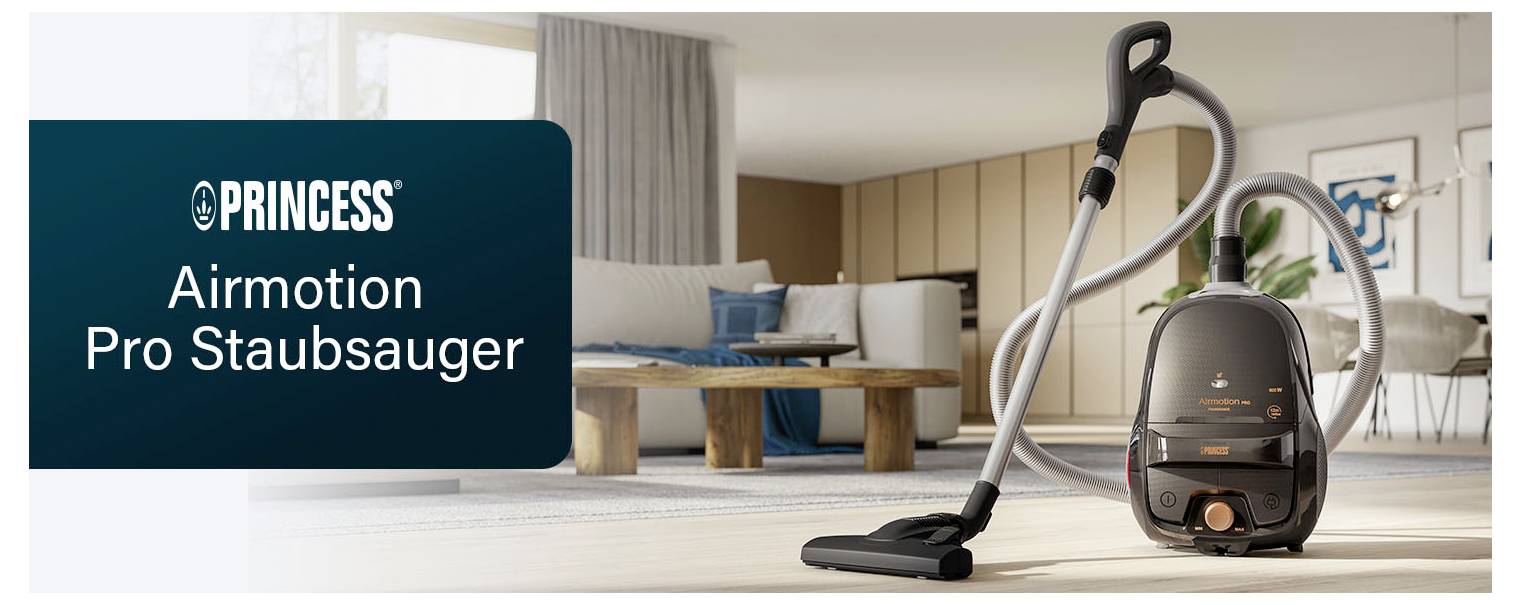 Werbeabbildung eines Princess AirMotion Pro Staubsaugers im hellen Wohnzimmer; links steht der Produktname auf dunklem Hintergrund.