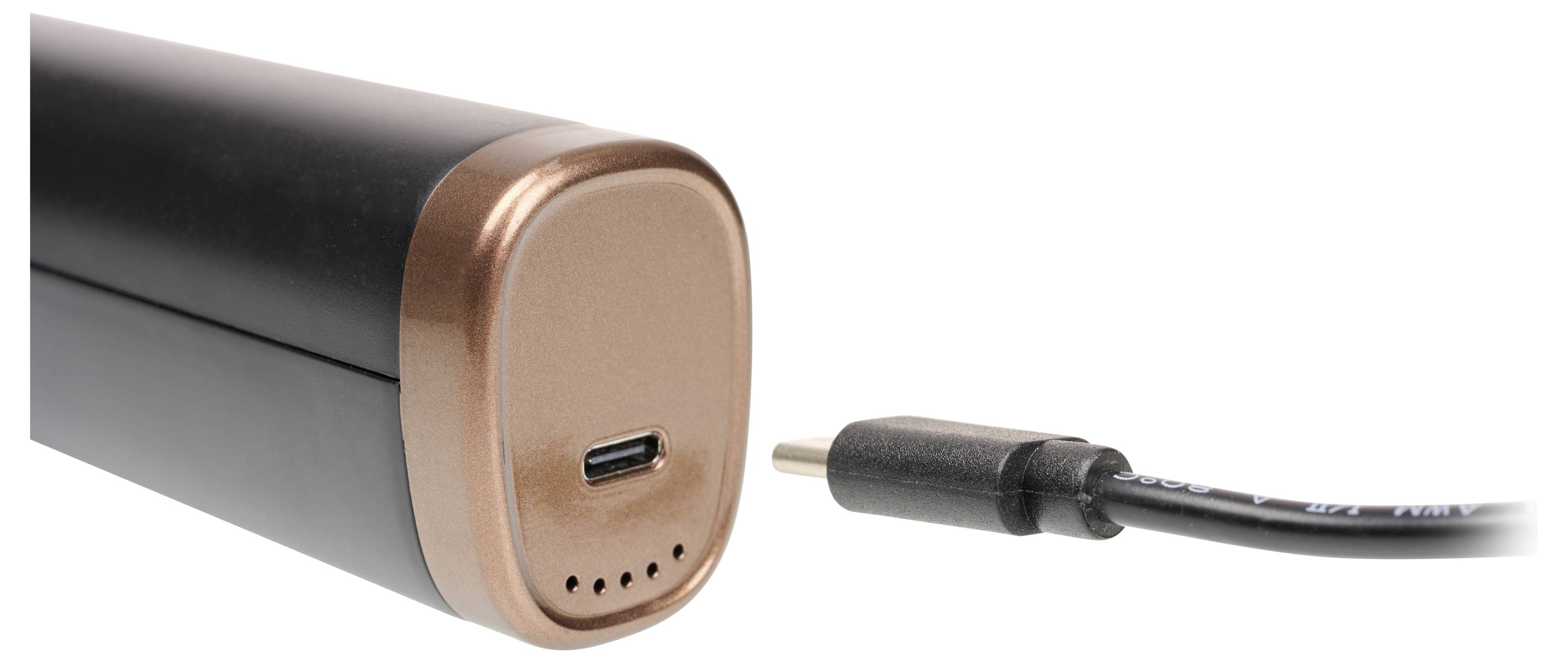 Nahaufnahme einer schwarzen Powerbank mit rosegoldenem Endstück und USB-C-Anschluss, mit einer neben ihr positionierten Ladekabelspitze.