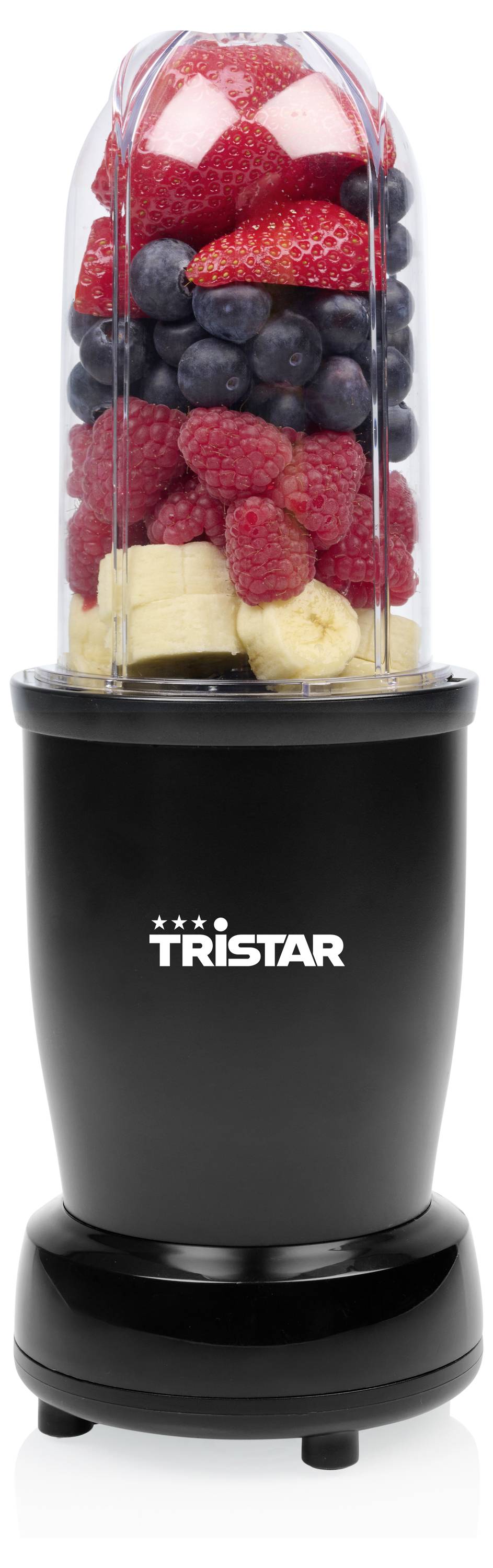 Schwarzer TRISTAR-Mixer mit transparentem Behälter, in dem geschichtete Erdbeeren, Himbeeren, Blaubeeren, Bananen und Eis zu sehen sind