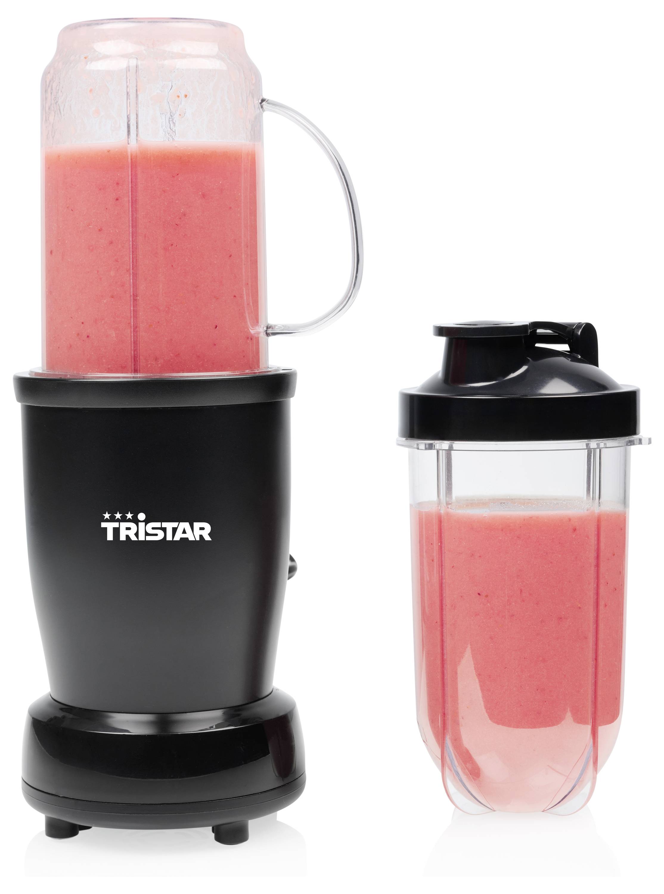Zwei Tristar-Standmixer mit rotem Smoothie in durchsichtigen Bechern, einer lädt auf schwarzer Basis auf und ein Reisebecher mit Deckel.