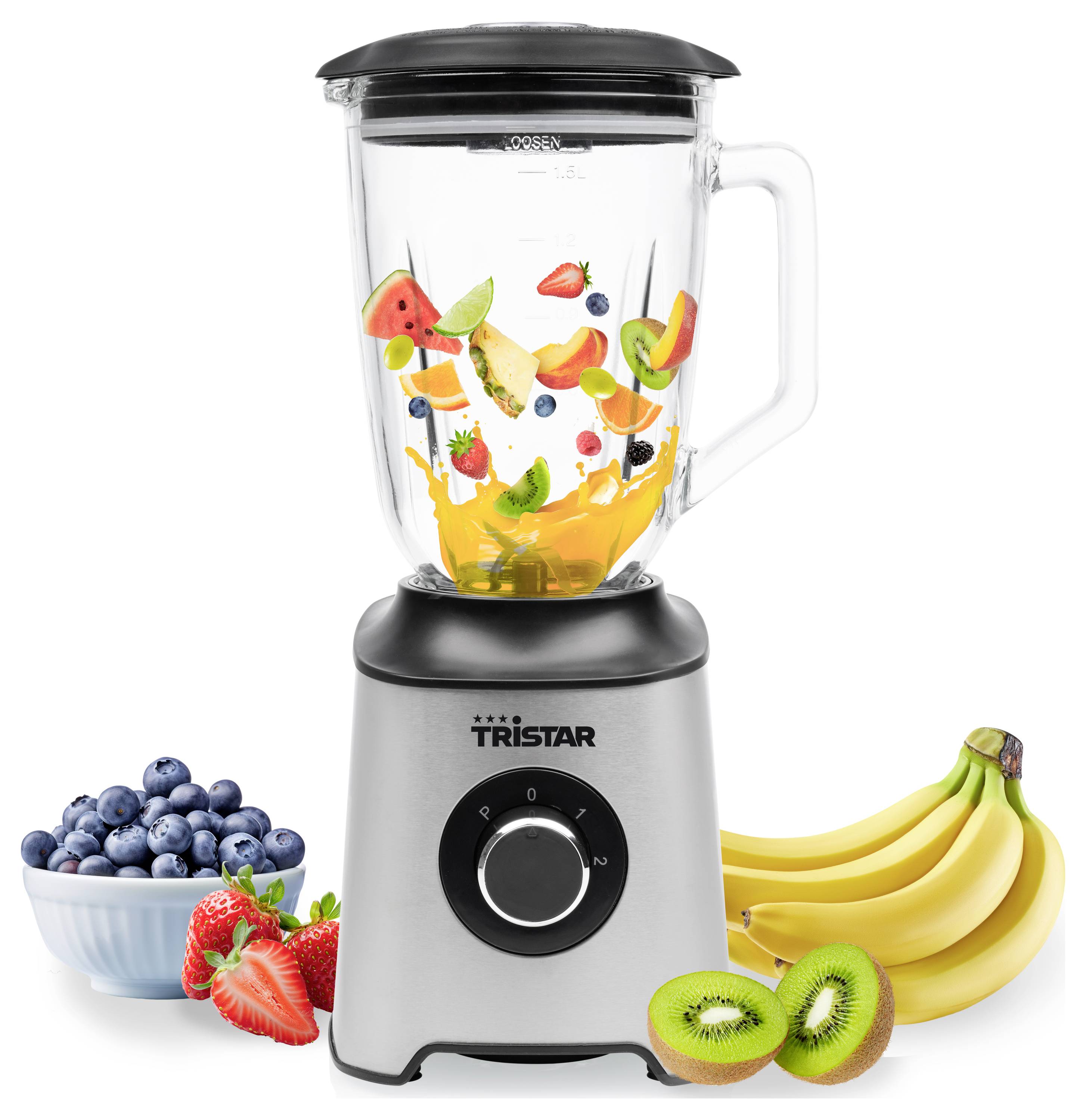 Standmixer auf der Arbeitsplatte mit Obst im Behälter, umgeben von Blaubeeren, Erdbeeren, Bananen und Kiwis, was auf die Herstellung von Smoothies hindeutet.