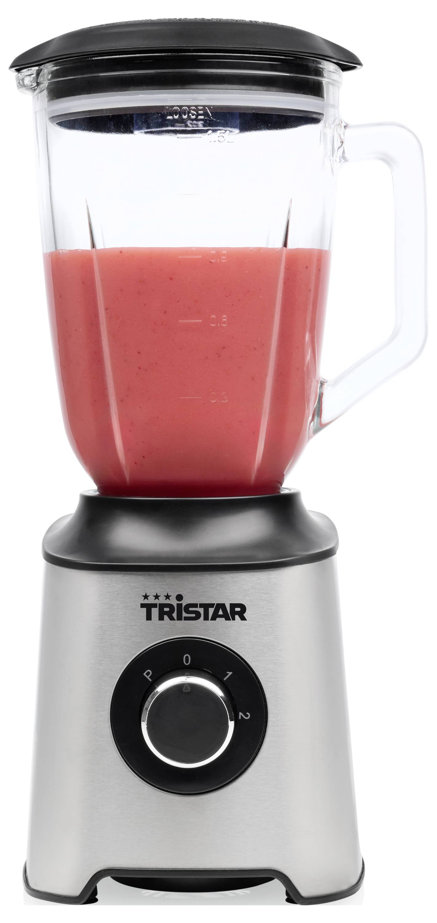 Silber Tristar Standmixer mit schwarzem Deckel und Sockel, der rote Flüssigkeit in einem durchsichtigen Behälter mischt.
