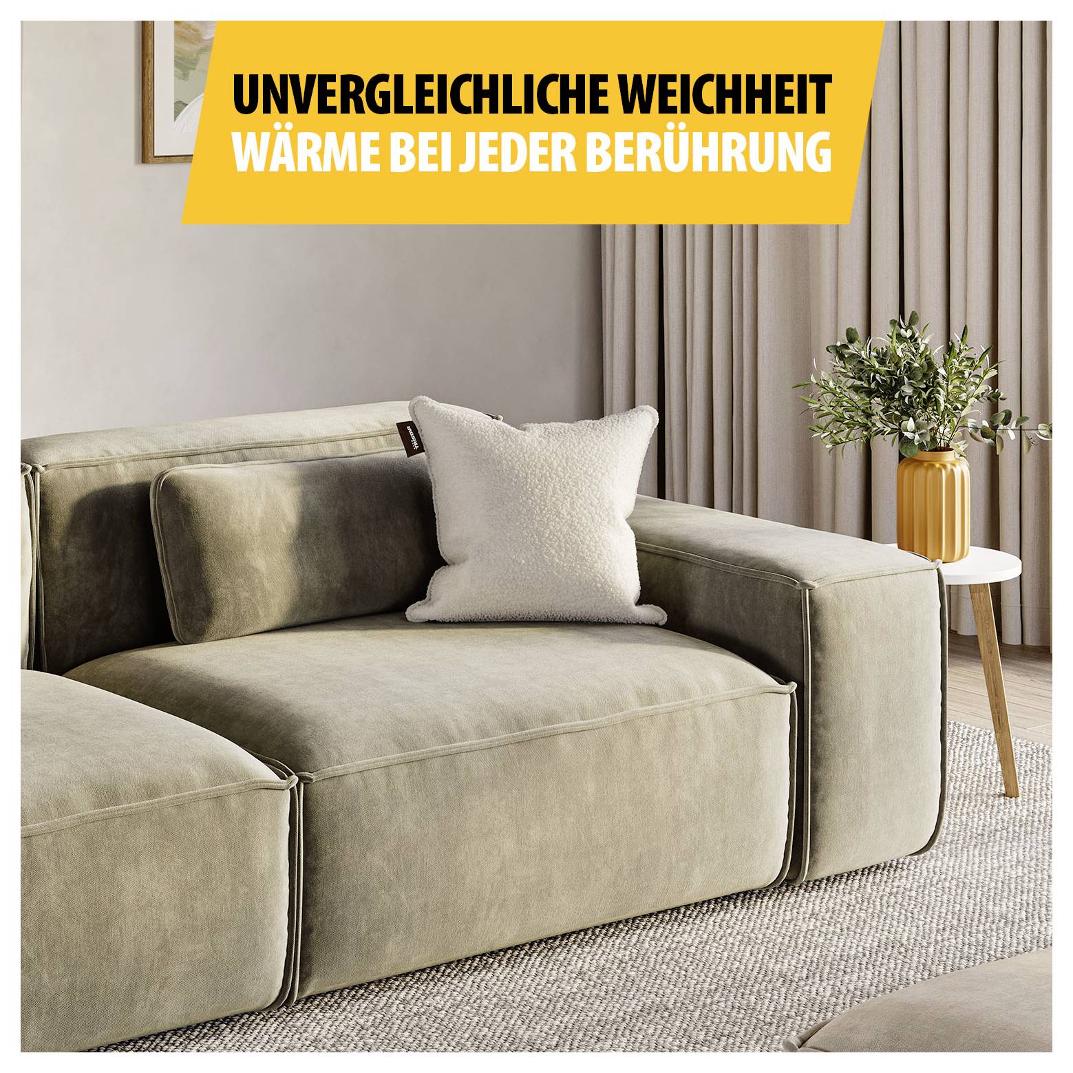 Beiger Samtsofa mit Kissen im Wohnraum; darüber steht 'UNVERGLEICHLICHE WEICHHEIT' und 'WÄRME BEI JEDER BERÜHRUNG'.