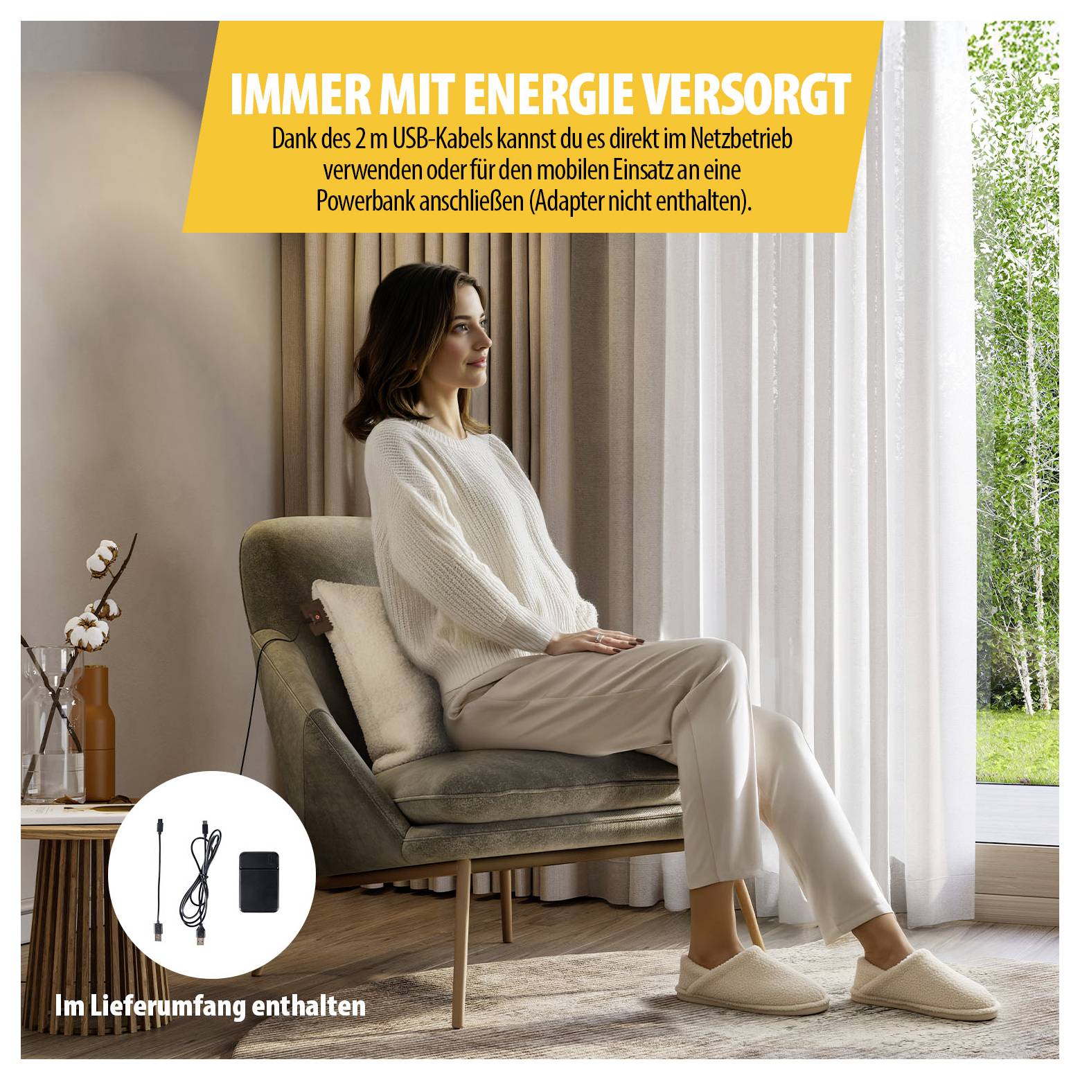 Frau sitzt entspannt auf einem Sessel neben dem Fenster; Hinweistext: 'Immer mit Energie versorgt' dank 2 m USB-Kabel für Powerbank-Anschluss, Adapter nicht enthalten.