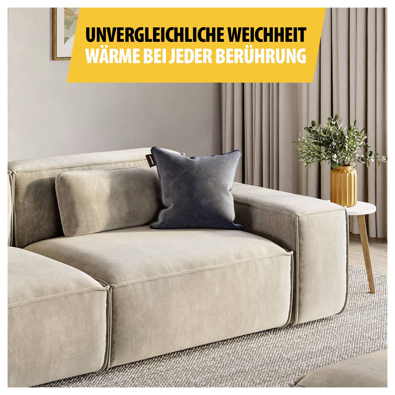 Beiges Sofa mit Kissen im Wohnzimmer; Banner oben: 'UNVERGLEICHLICHE WEICHHEIT' und 'WÄRME BEI JEDER BERÜHRUNG'.