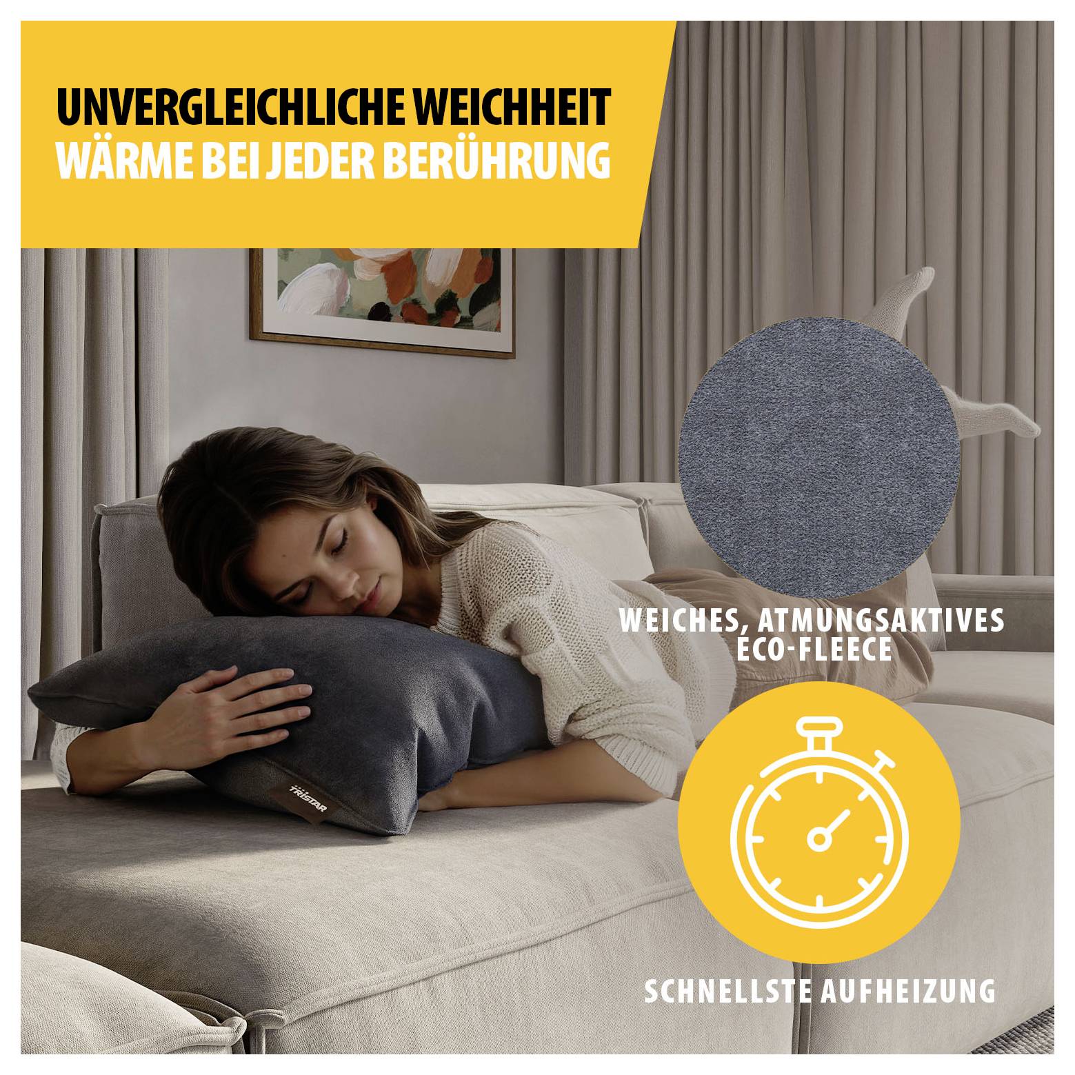 Werbefoto einer Frau, die auf einem Sofa ein dunkles Kissen umarmt; Text nennt 'UNVERGLEICHLICHE WEICHHEIT', 'WÄRME BEI JEDER BERÜHRUNG', 'WEICHES, ATMUNGSAKTIVES ECO-FLEECE' und 'SCHNELLSTE AUFHEIZUNG'.