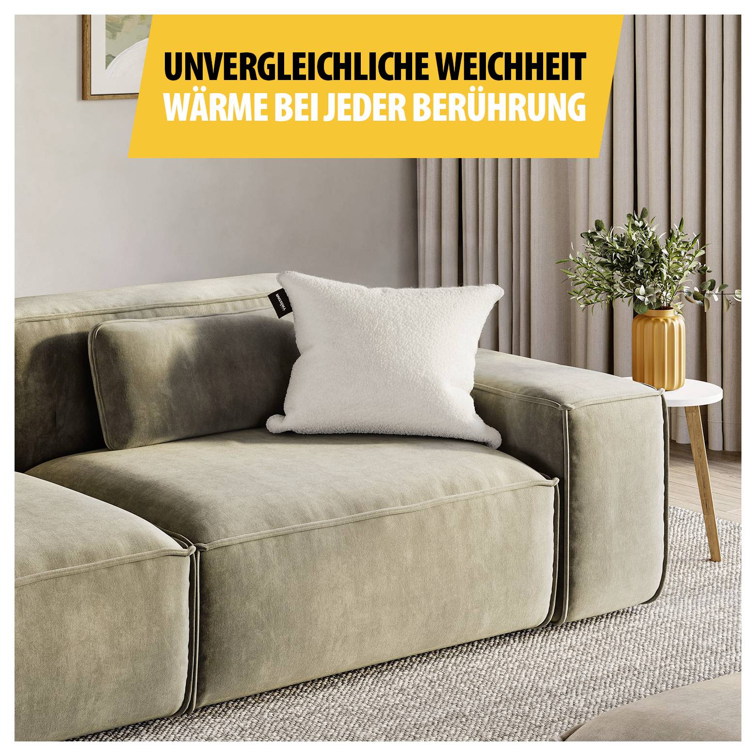Beiger Samtsofa im Wohnzimmer mit Kissen und Pflanze; Bannertext: 'UNVERGLEICHLICHE WEICHHEIT' und 'WÄRME BEI JEDER BERÜHRUNG'