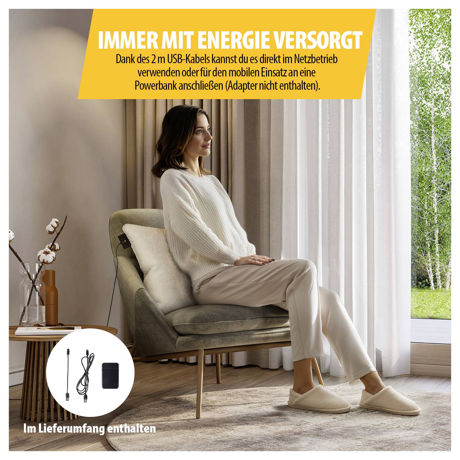Frau sitzt entspannt im Sessel am Fenster; Hinweis: 'Immer mit Energie versorgt' – 2-m-USB-Kabel für Netzbetrieb oder Powerbank, Adapter nicht enthalten.