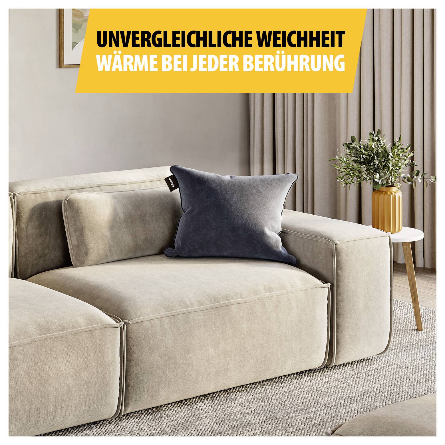 Beiges Stoffsofa im Wohnzimmer; Text: 'UNVERGLEICHLICHE WEICHHEIT' und 'WÄRME BEI JEDER BERÜHRUNG'.