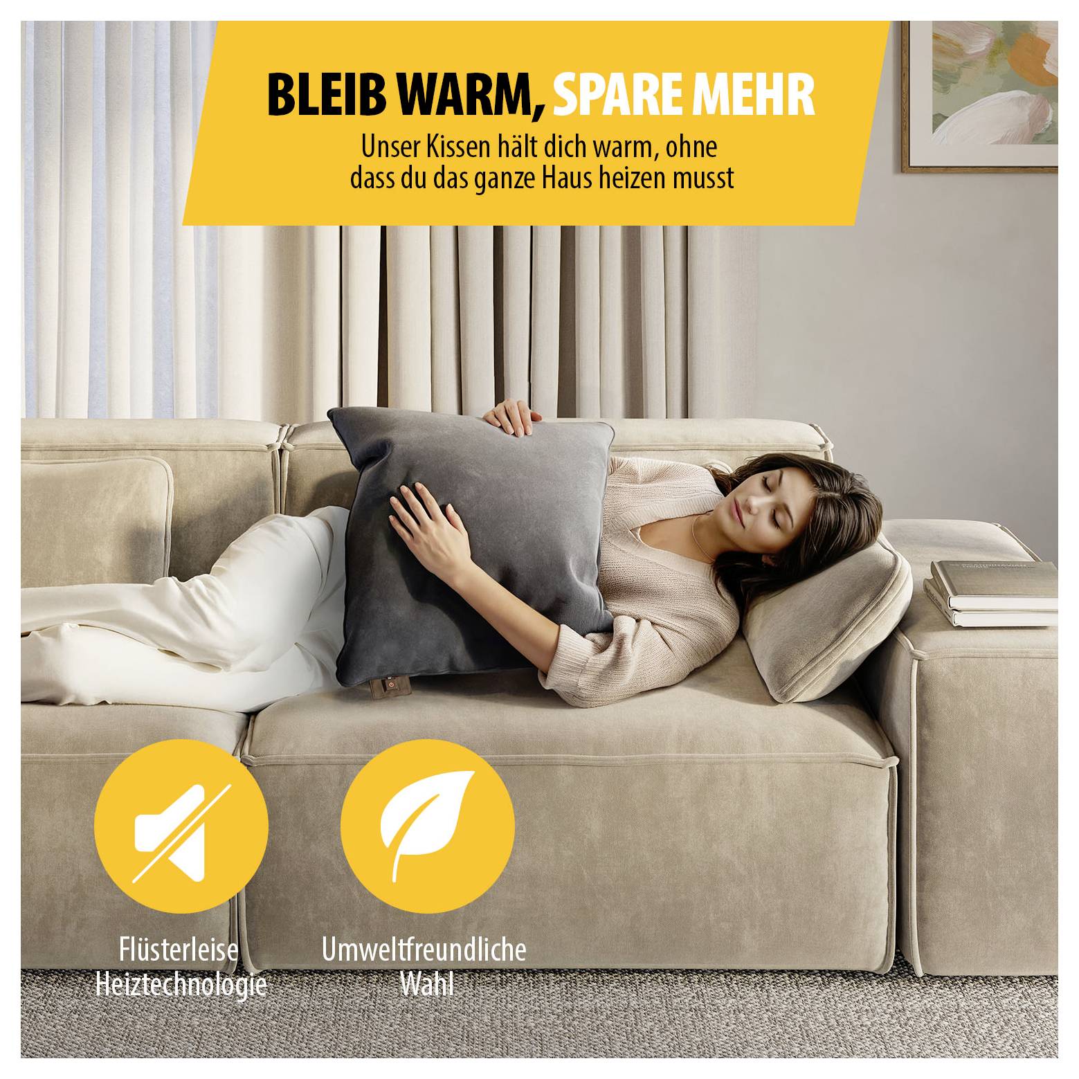 Frau liegt mit Wärmekissen auf dem Sofa; Text: 'Bleib warm, spare mehr' und 'Unser Kissen hält dich warm, ohne dass du das ganze Haus heizen musst'.