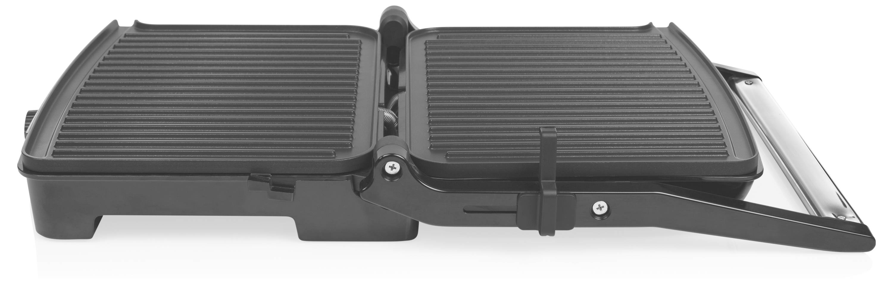Schwarzer elektrischer Grill mit zwei gerillten Kochplatten und einer verscharnierter, nach rechts geneigter Seite auf weißem Hintergrund.