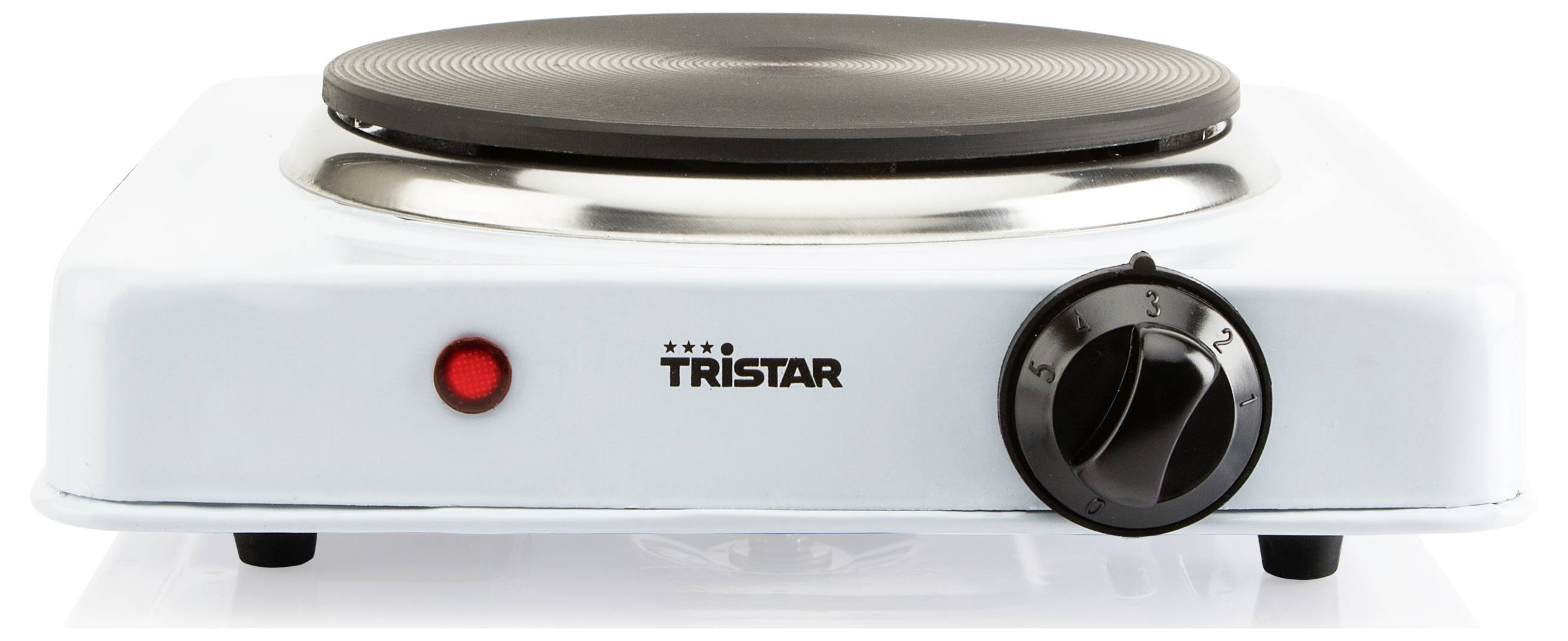 Weiße Tristar-Elektrokochplatte mit schwarzer Spiralenkochzone, rotem Anzeigelicht und nummeriertem Drehregler auf weißem Hintergrund.