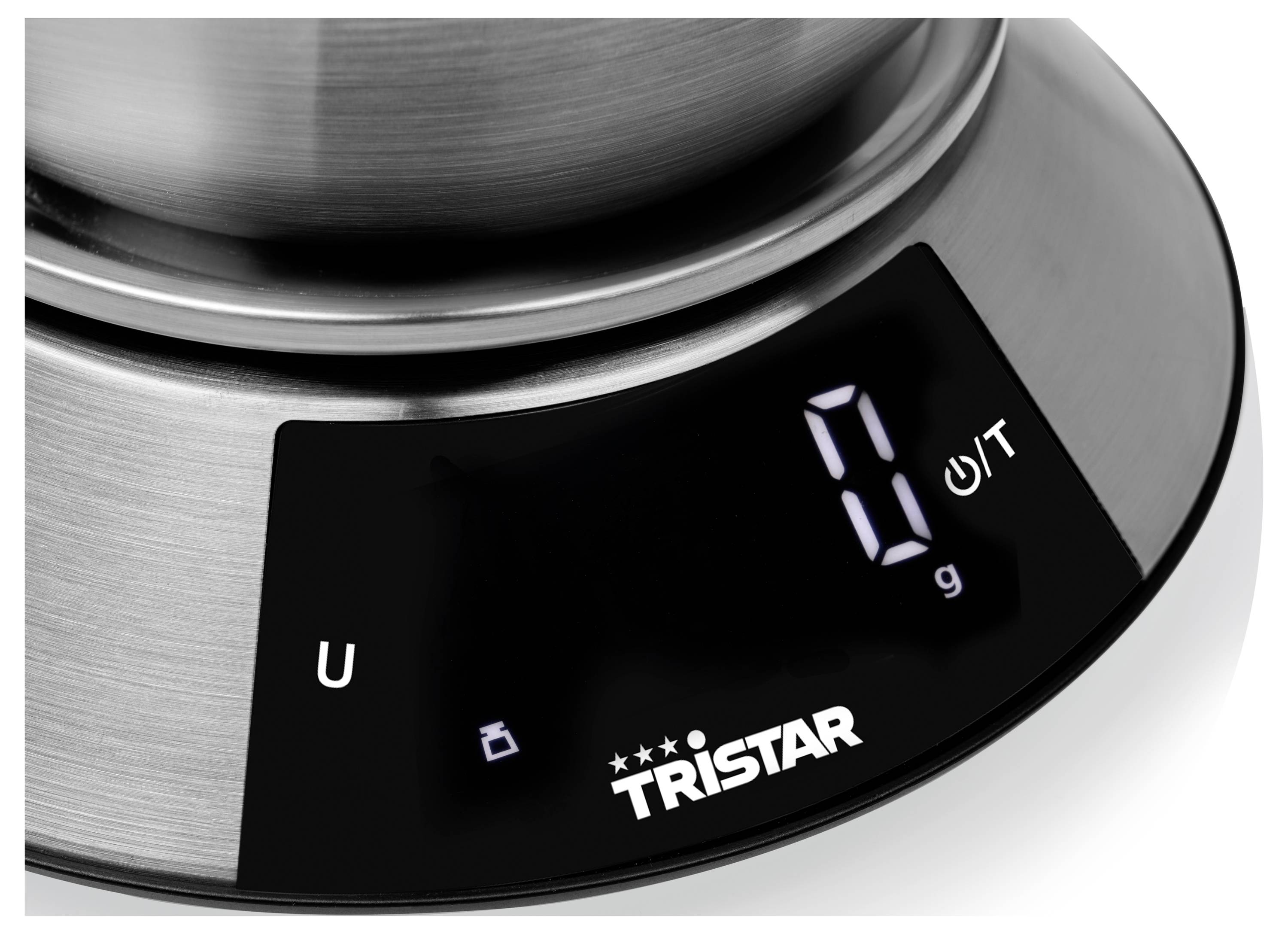 Nahaufnahme einer digitalen Tristar-Küchenwaage, die 0 g anzeigt, mit Einheits- und Sperrsymbolen auf der schwarzen Bedienplatte.