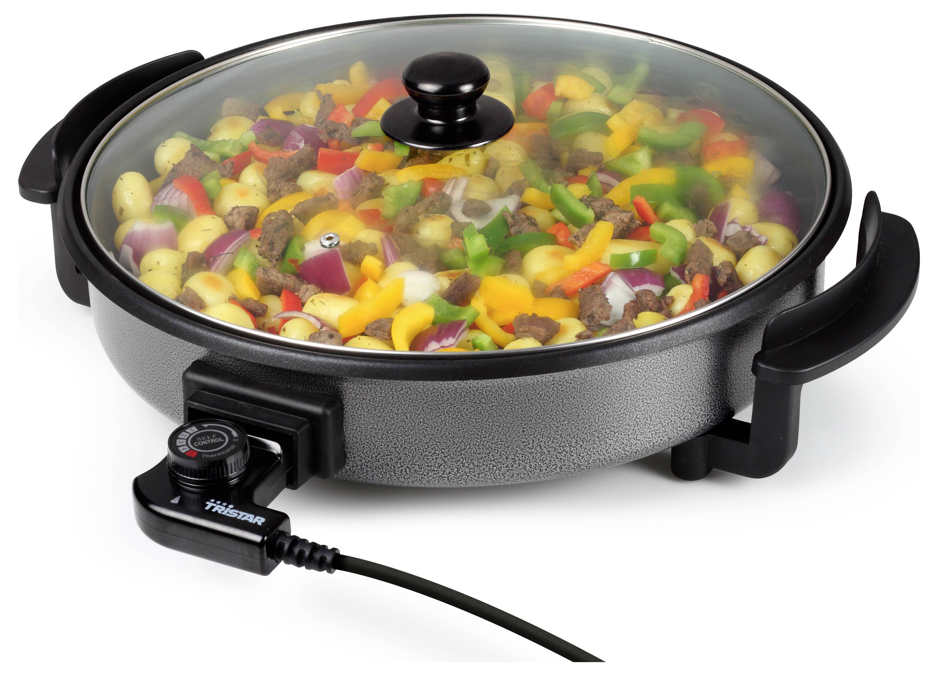 Elektrische Pfanne mit Glasdeckel, gefüllt mit gemischtem Gemüse und Fleisch, angesteckt und beim Kochen gezeigt.