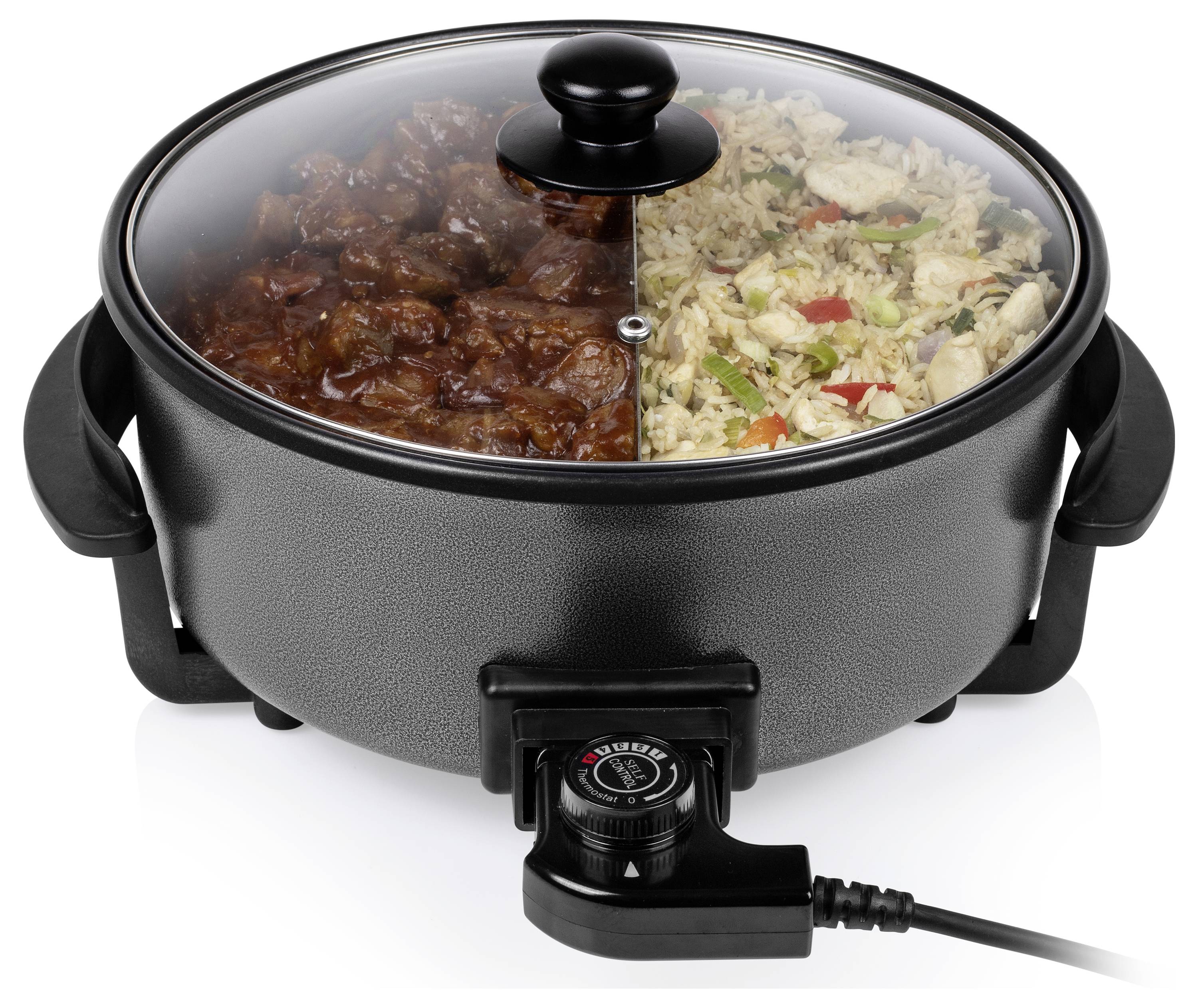 Elektrischer Buffet-Server mit Glasdeckel, der zwei Speisen in der Wärmewanne zeigt: ein sauciges Fleischgericht und Reis-Pilaf.