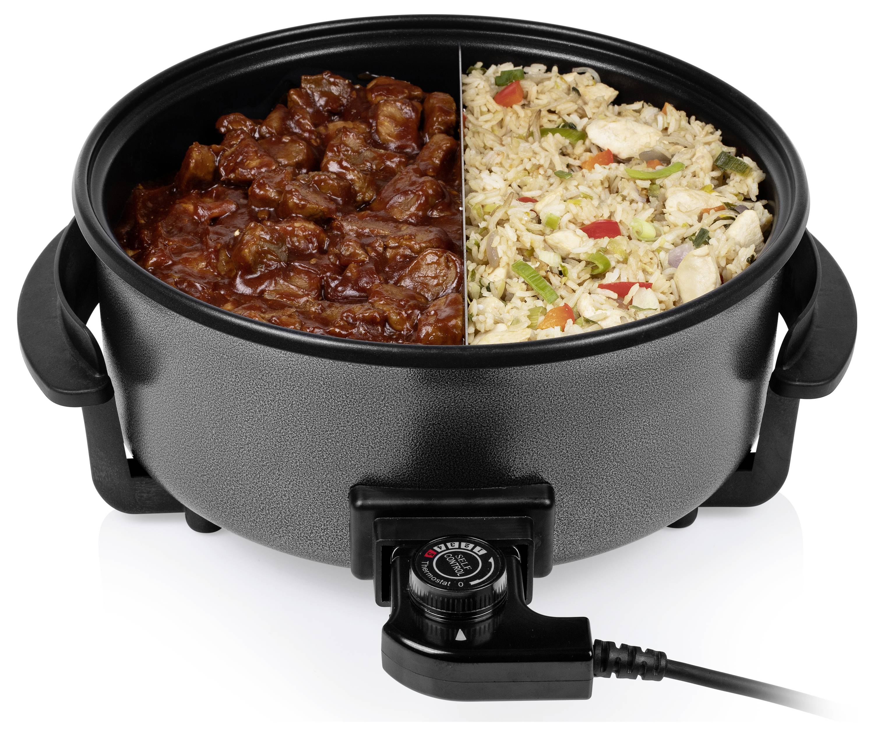 Schwarzer elektrischer Slow Cooker mit Teiler, der zwei nebeneinander kochende Gerichte zeigt: würziger Rindereintopf und Reis mit Gemüse und Huhn.
