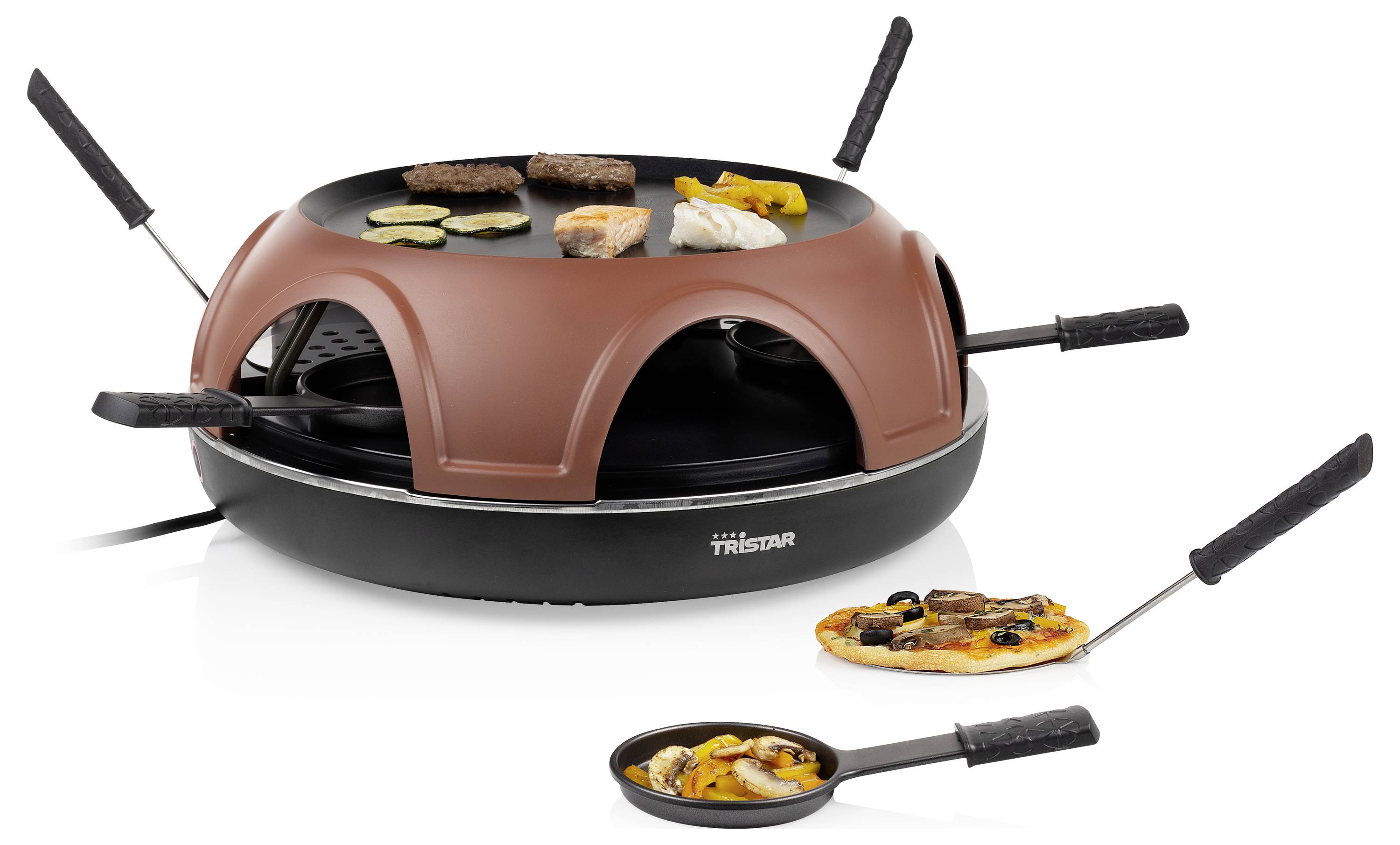 Runder Elektrogrill-Tischplatte mit mehreren Spießen, die Lebensmittel halten, und zwei kleinen Pfannen, gezeigt beim Garen von gemischtem Fleisch und Gemüse.