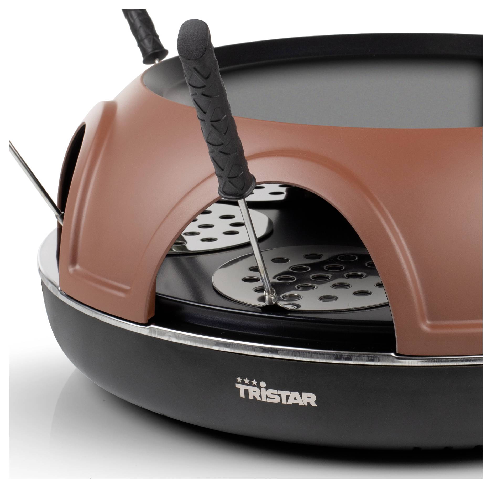 Geschlossener elektrischer Tischgrill mit zwei eingelegten Spießen, Marke Tristar.