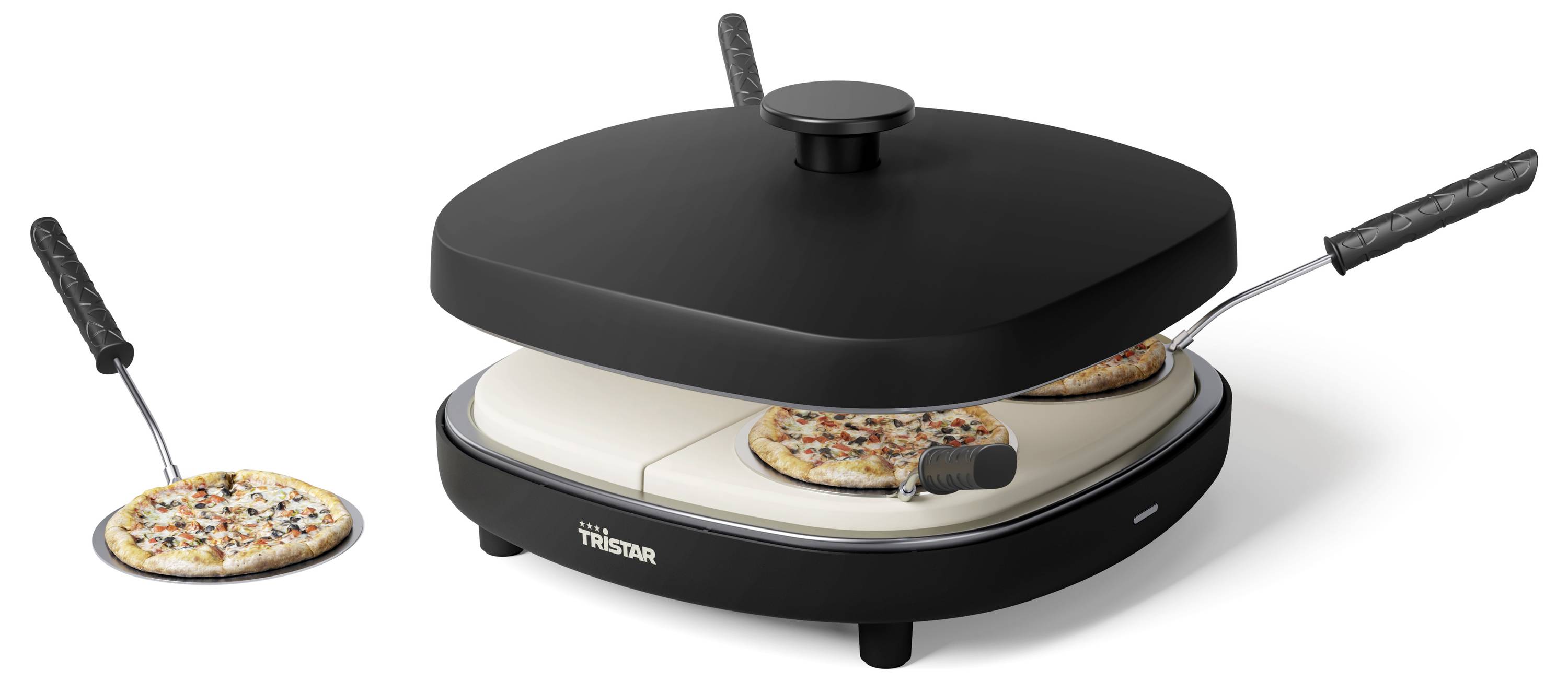 Schwarzer Tristar-Pizzamacher für die Arbeitsplatte mit geöffnetem Deckel, der eine Pizza, die darin gart, und eine weitere auf einem Spachtel daneben zeigt.