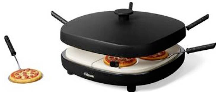Schwarzer elektrischer Pizzaofen mit zwei Pizzen im Inneren, die gerade zubereitet werden, und einer Pizzaschaufel, die daneben eine fertige Pizza hält.