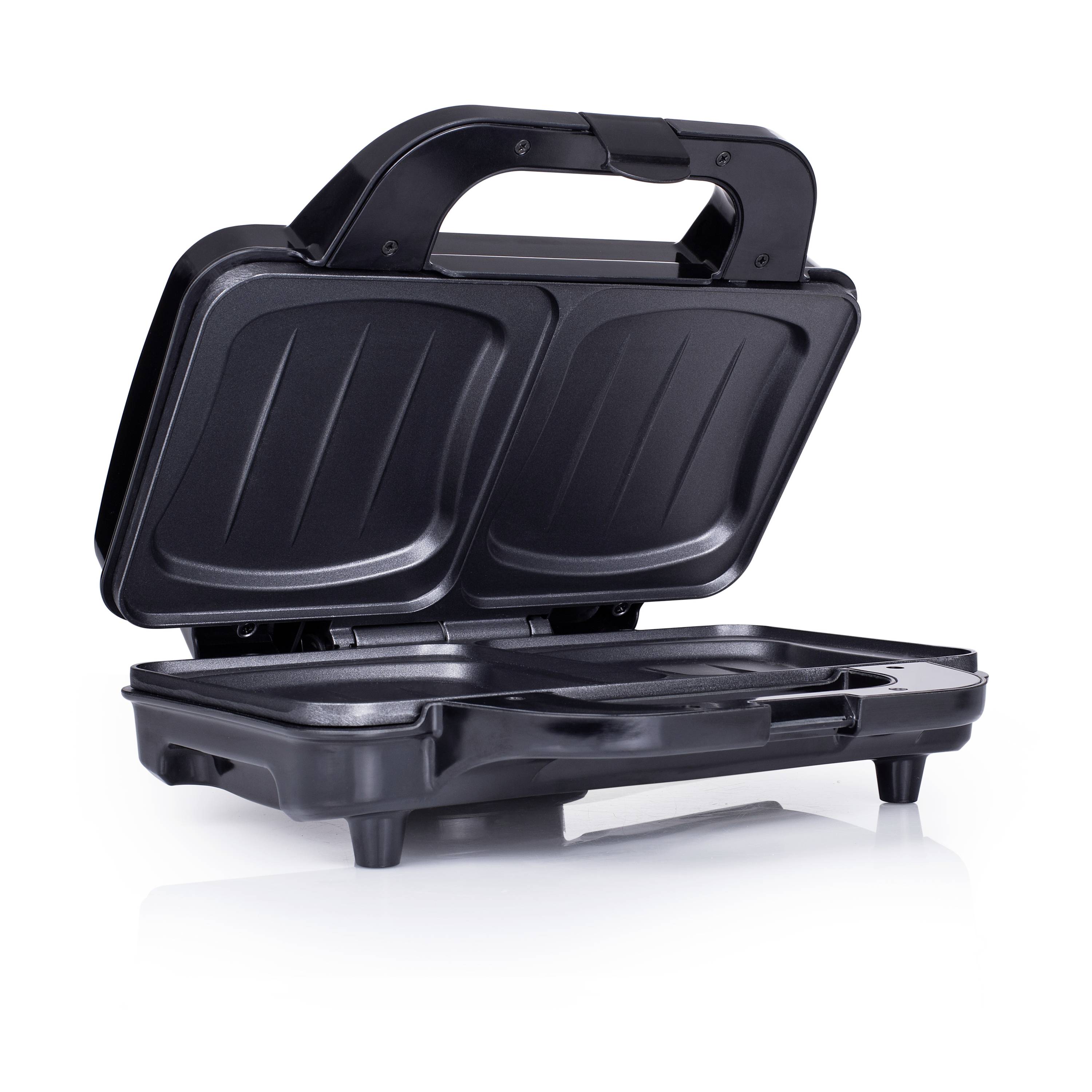 Offene schwarze elektrische Sandwichpresse mit angehobenem Deckel, die zwei Kochplatten und einen Tragegriff auf weißem Hintergrund zeigt.
