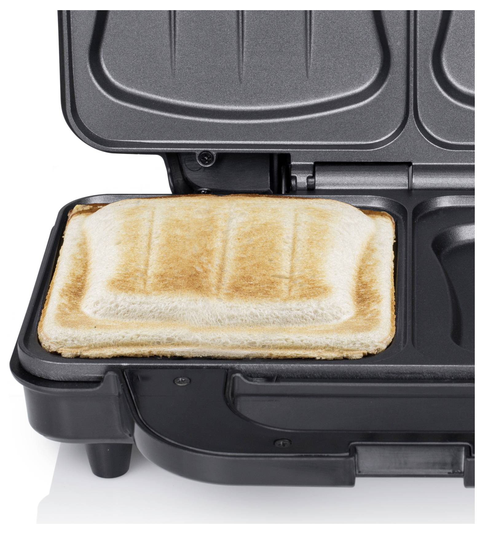 Offener Sandwichmaker mit einem getoasteten Sandwich auf der linken Heizplatte.