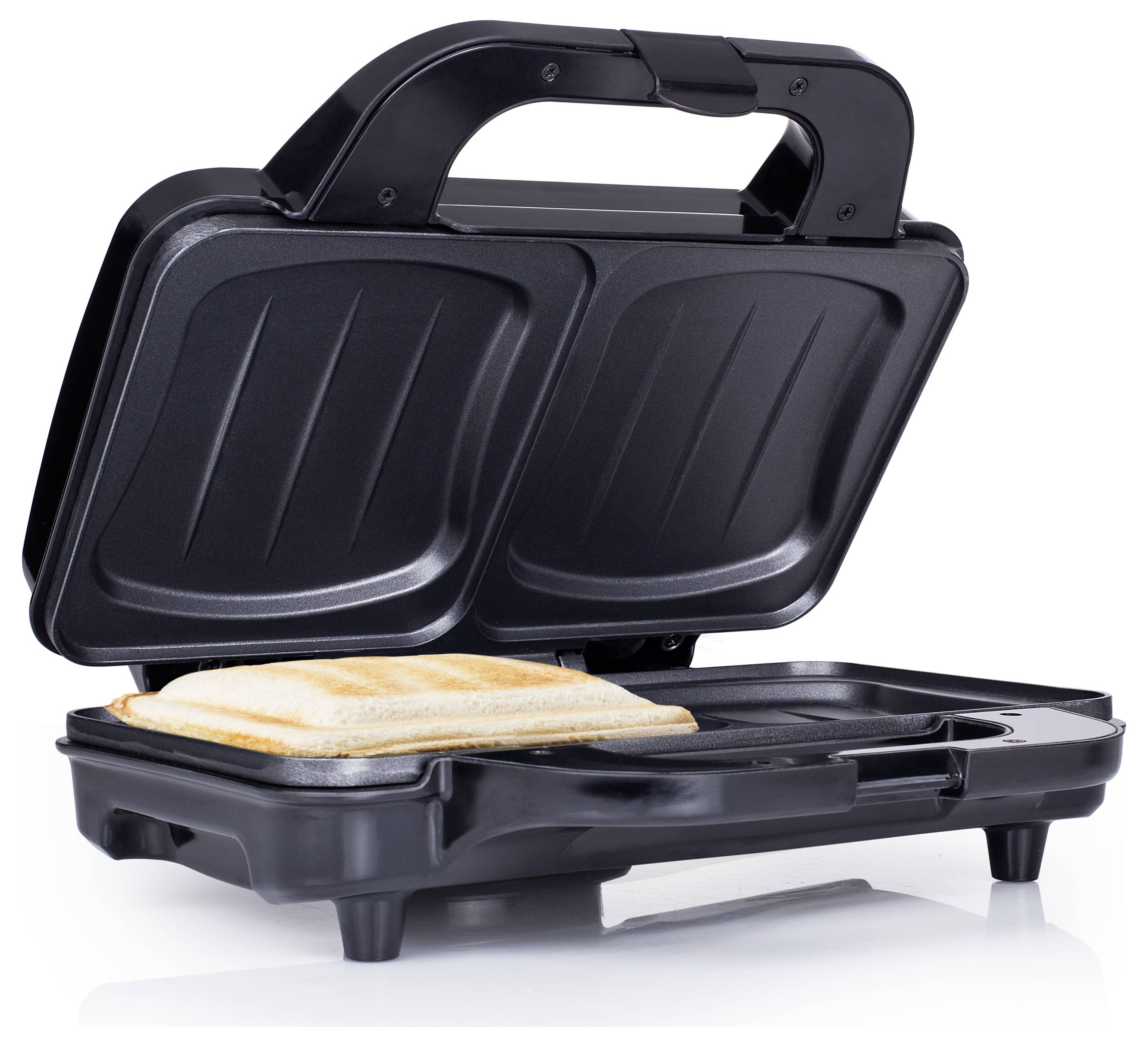 Offene Sandwichpresse mit einem getoasteten Sandwich im Inneren, gezeigt auf weißem Hintergrund.